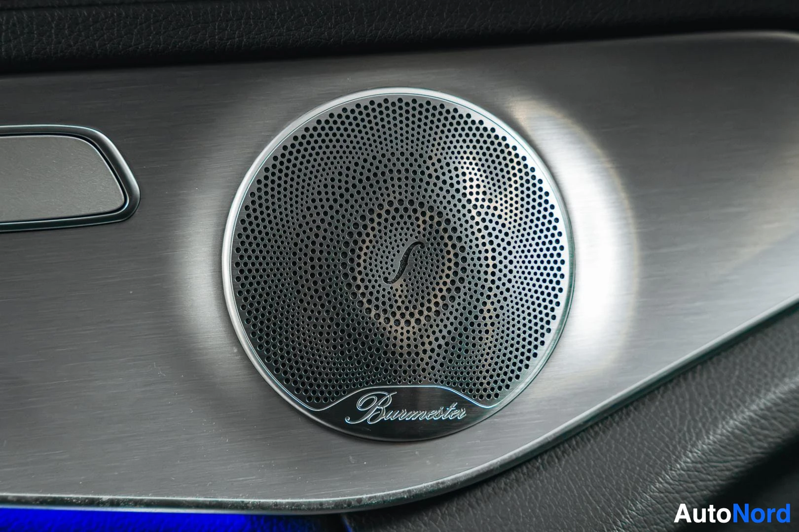 Yksityiskohta: Musta Mercedes-Benz C 43 AMG, Burmester-kaiutin ovessa