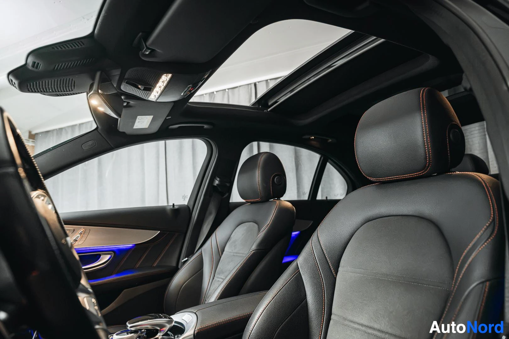 Etuistuimet: Musta Mercedes-Benz C 43 AMG, mustat nahkaistuimet takaa kuvattuna, panoraamakatto
