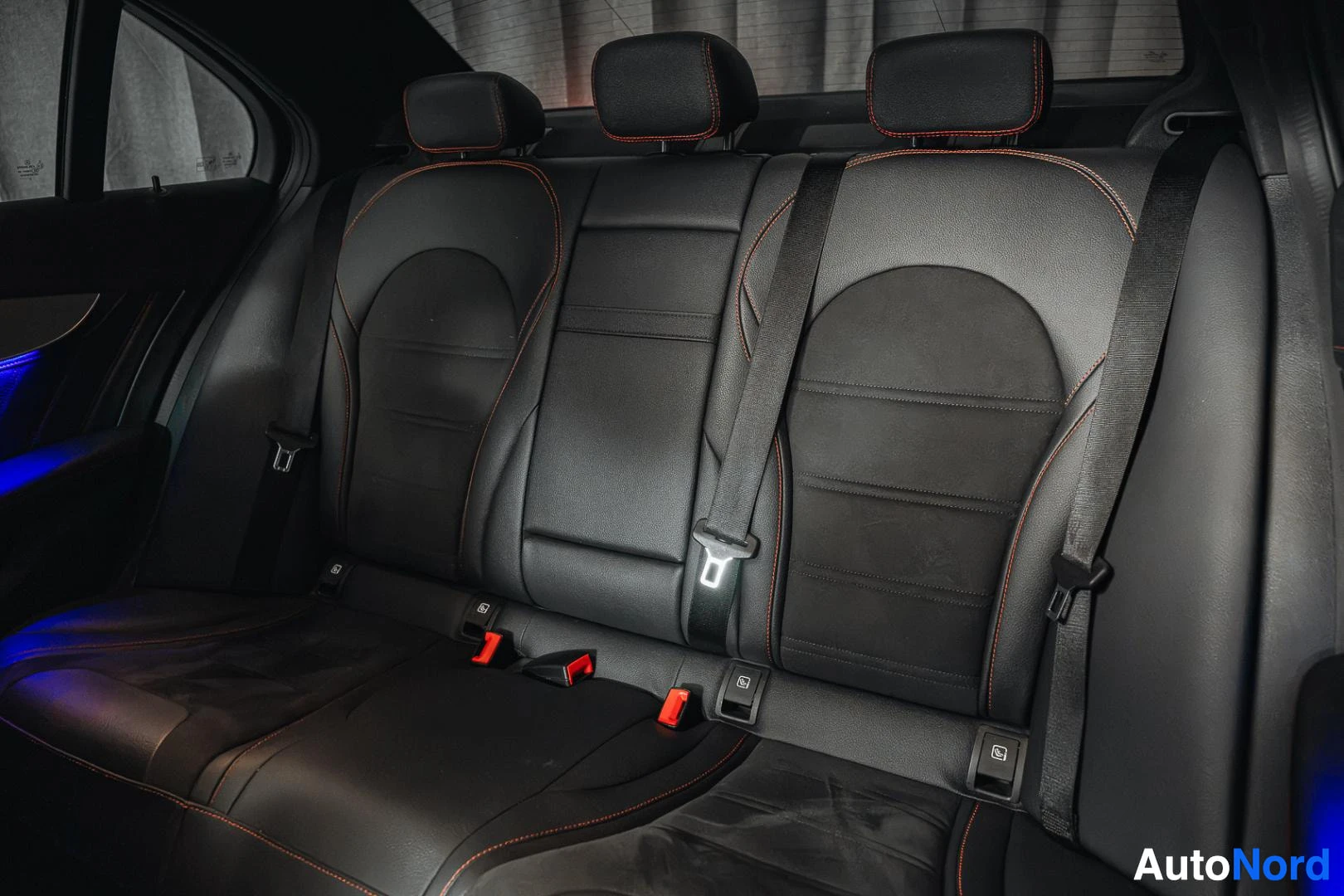 Takaistuimet: Musta Mercedes-Benz C 43 AMG, musta nahkaverhoiltu takapenkki