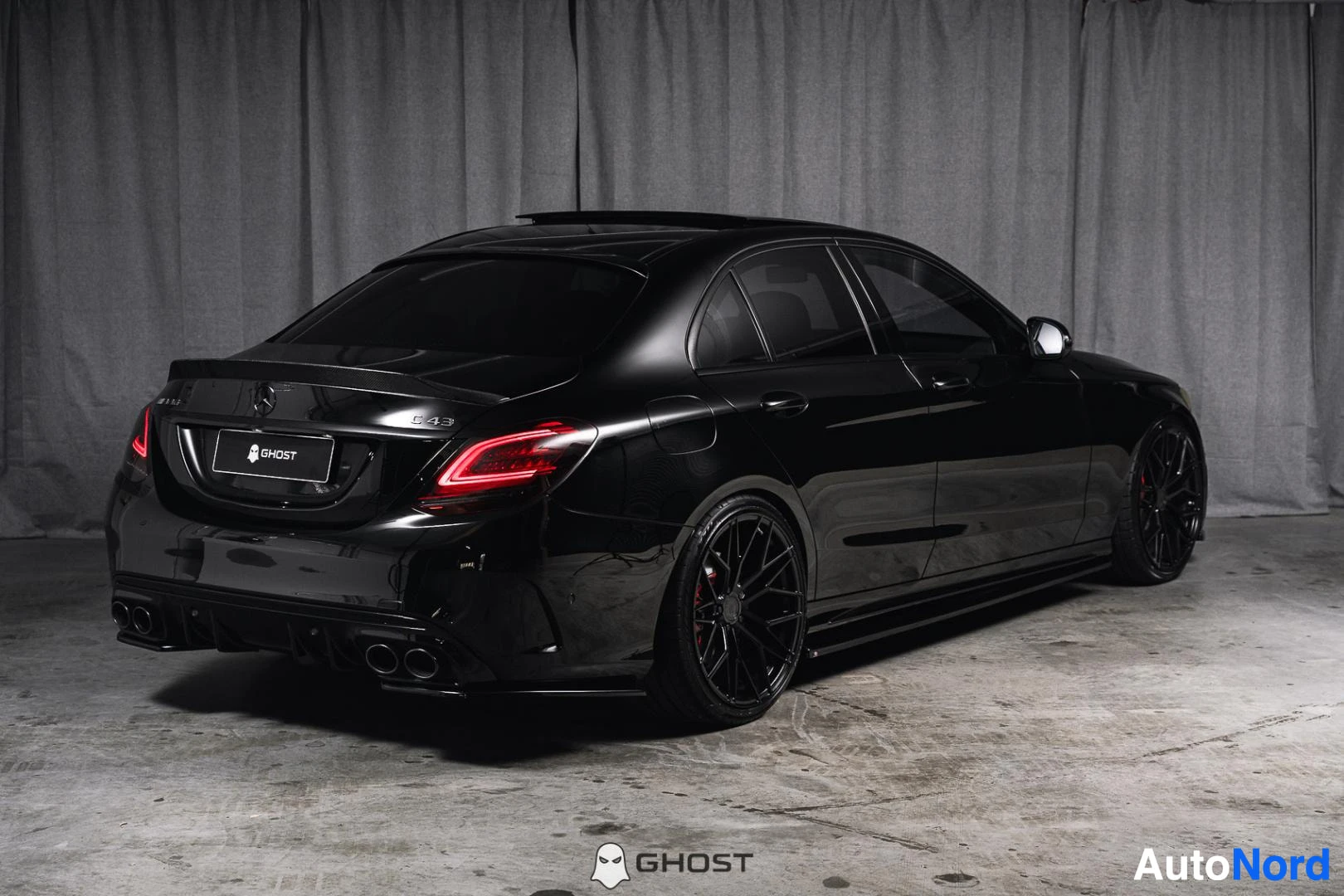 Takaviisto: Musta Mercedes-Benz C 43 AMG, koko ajoneuvo näkyvissä, sedan-kori, studiotausta