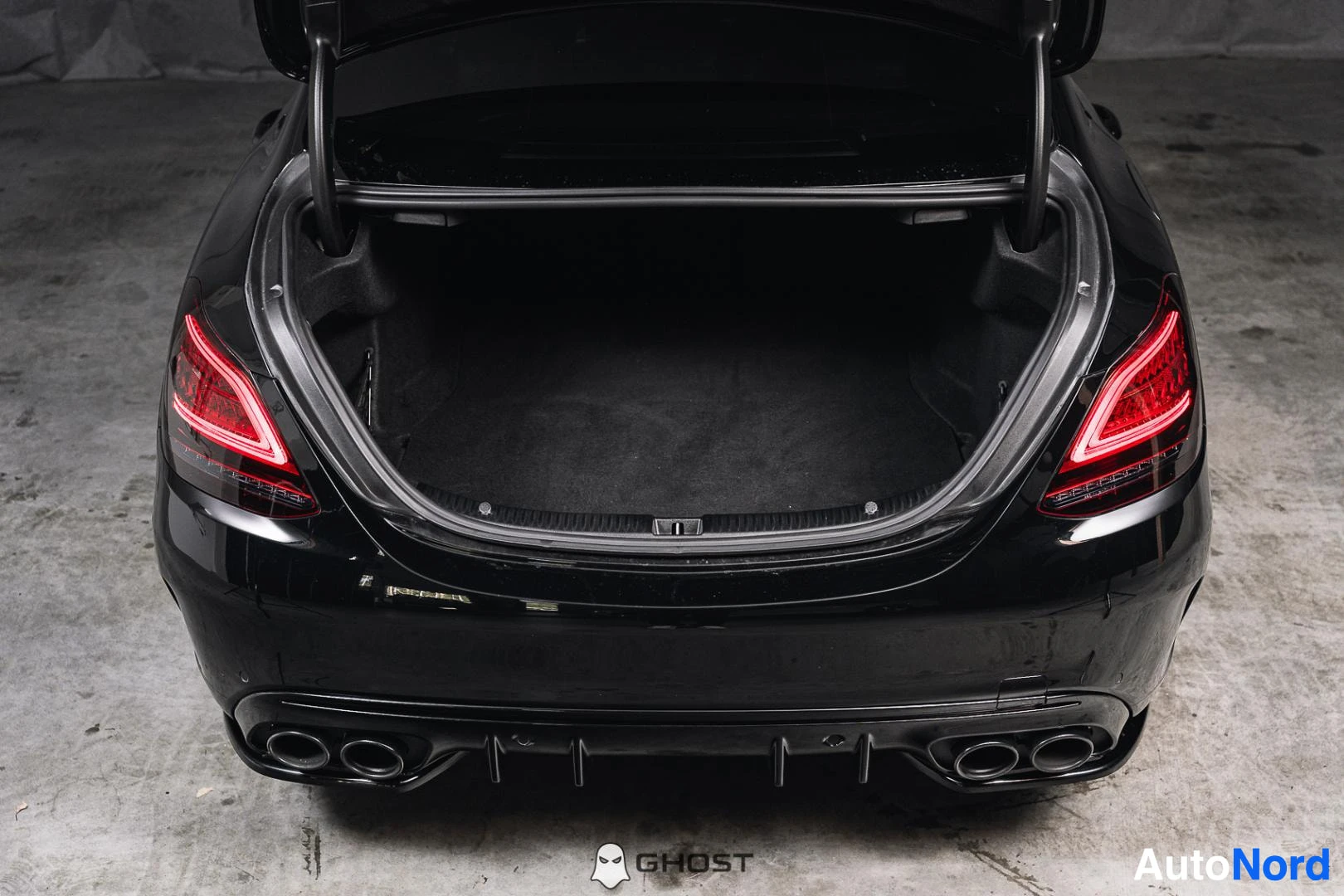 Tavaratila: Musta Mercedes-Benz C 43 AMG, avattu takaluukku ja tavaratila