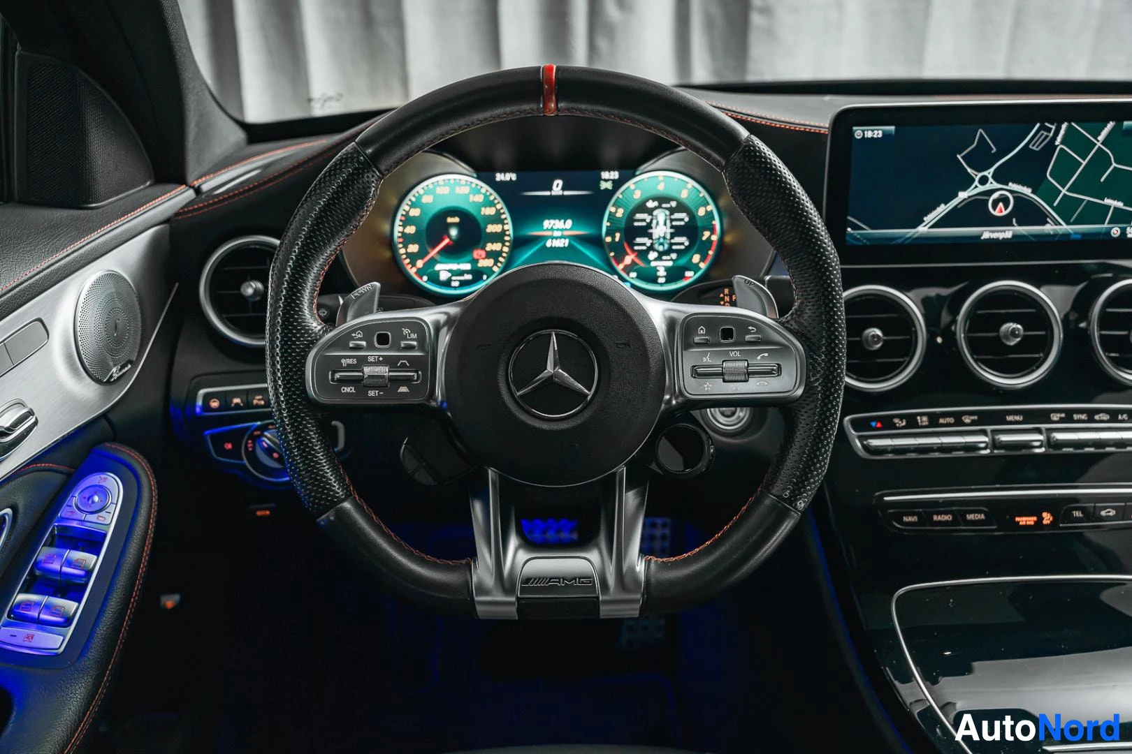 Ohjaamo: Musta Mercedes-Benz C 43 AMG, ohjauspyörä, digitaalinen mittaristo ja keskinäyttö, sininen tunnelmavalaistus
