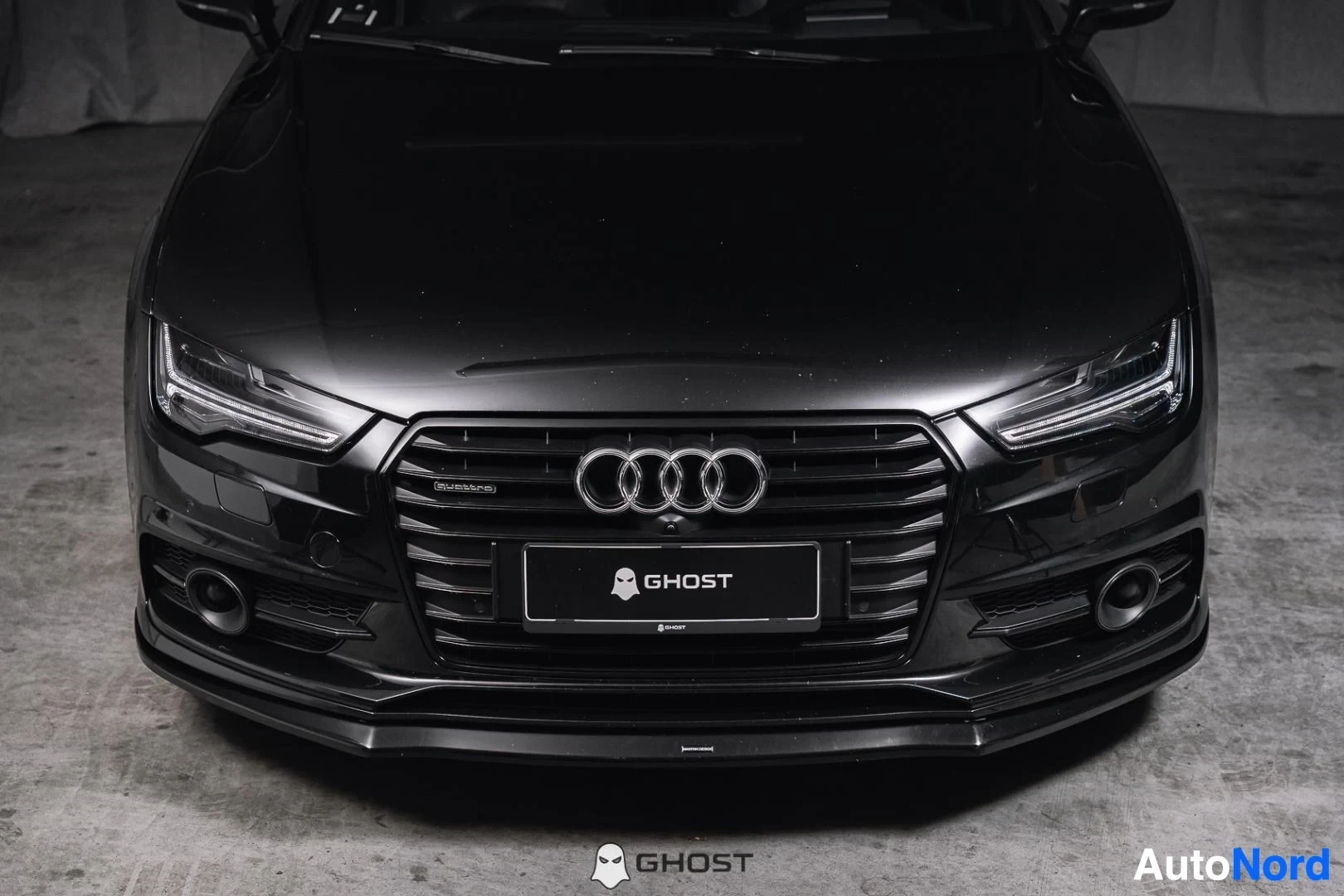 Edestä: Musta Audi A7, lähikuva keulasta, säleikkö ja LED-ajovalot