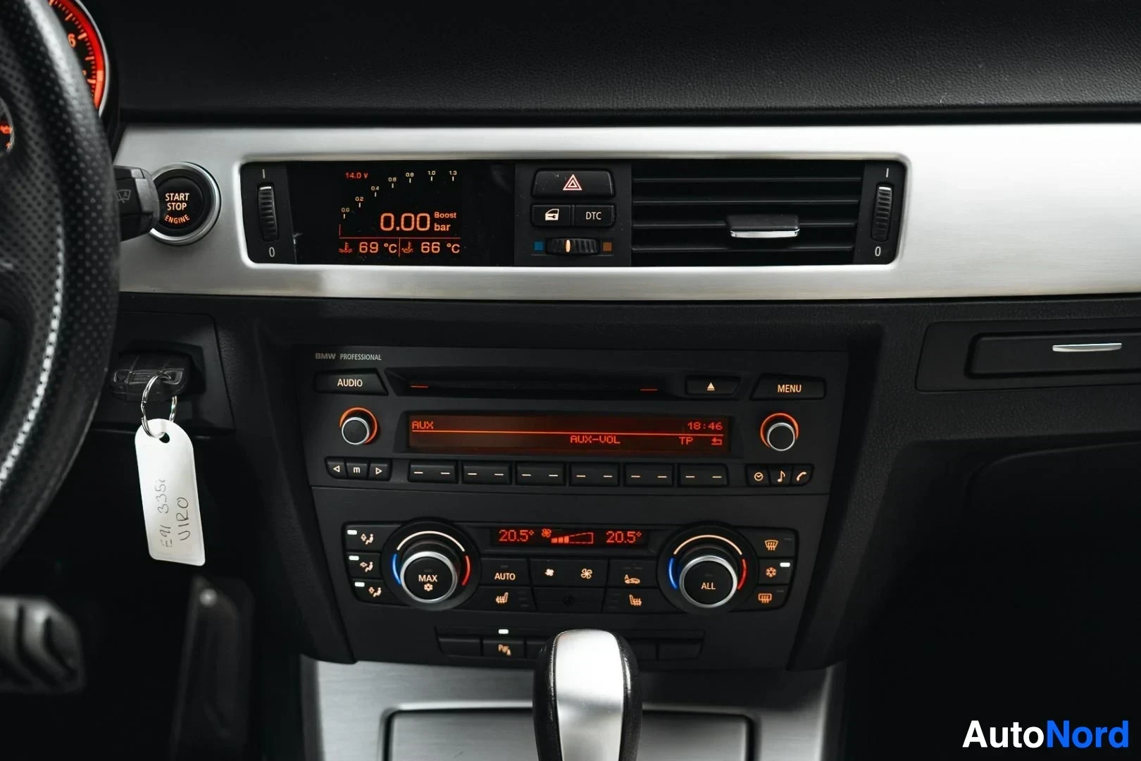 Yksityiskohta: Musta BMW 335i xDrive E91 Touring, keskikonsoli, radio ja ilmastoinnin säätimet