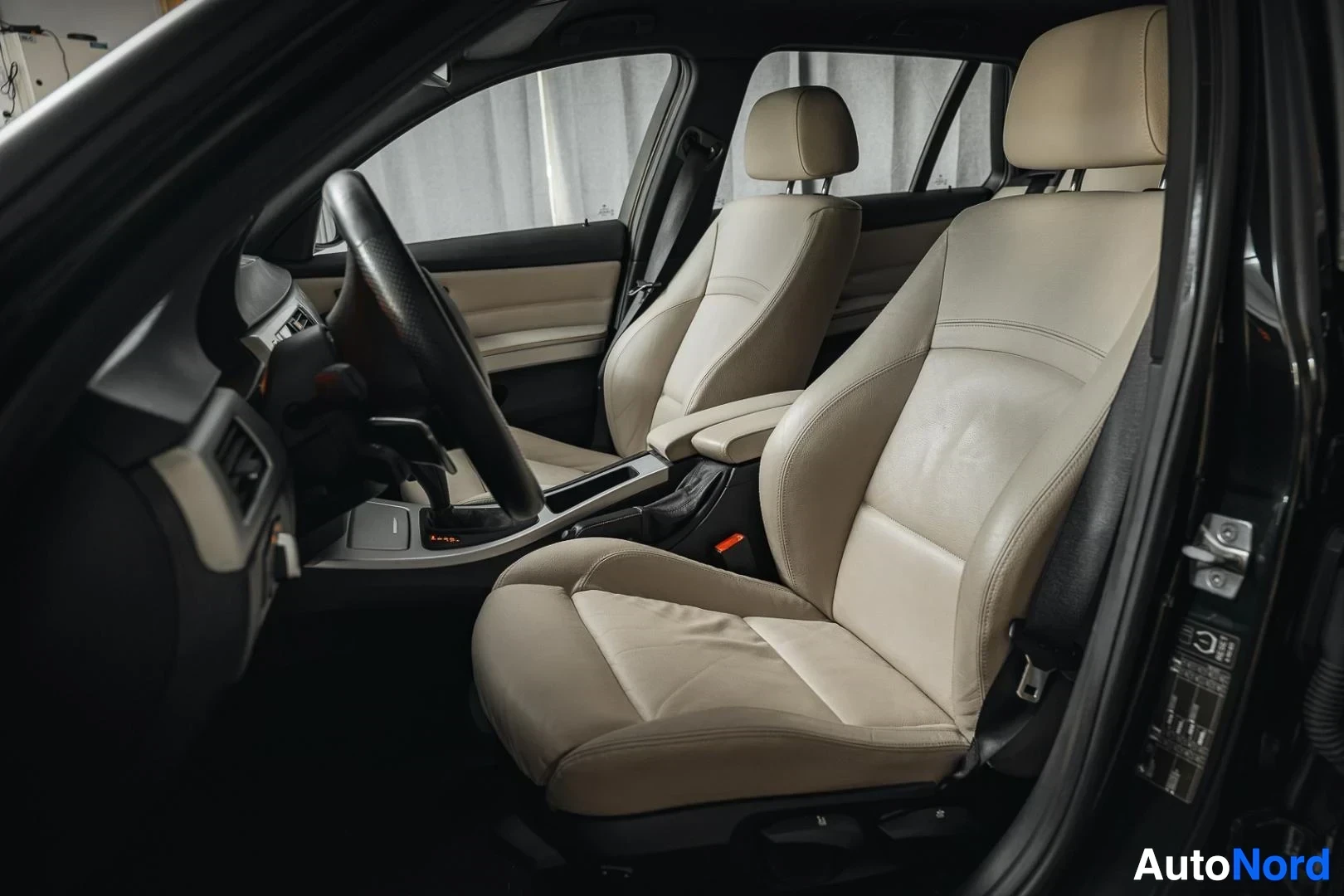 Etuistuimet: Musta BMW 335i xDrive E91 Touring, beige nahkaverhoillut etuistuimet avoimesta ovesta