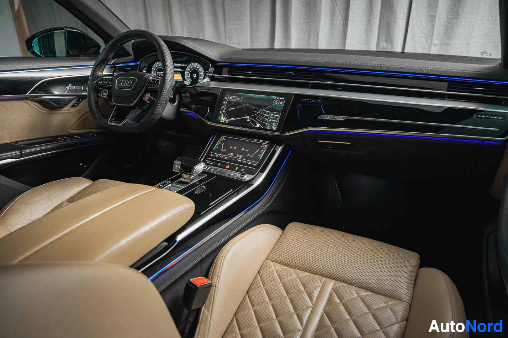 Ohjaamo: Musta Audi A8, kojelauta ja keskikonsoli kuljettajan puolelta, beige nahkaverhoilu