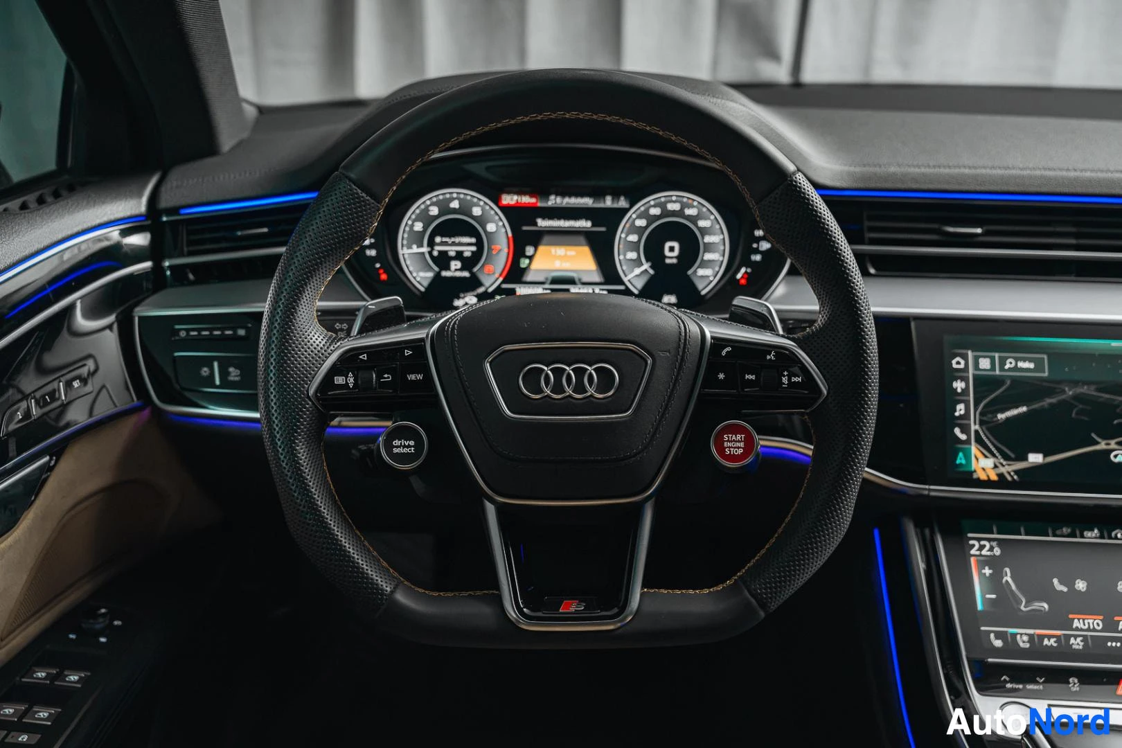 Ohjaamo: Musta Audi A8, ohjauspyörä ja digitaalinen mittaristo, tunnelmavalaistus