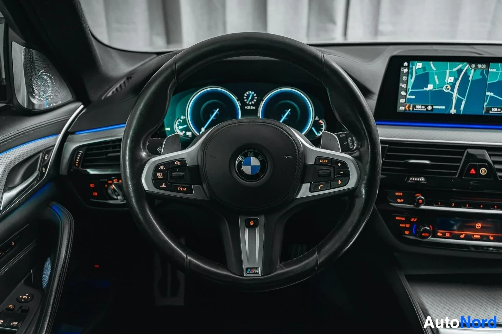Ohjaamo: Hopeanharmaa BMW 540i G31 xDrive Touring, M-Sport-ohjauspyörä, digitaalinen mittaristo ja keskinäyttö