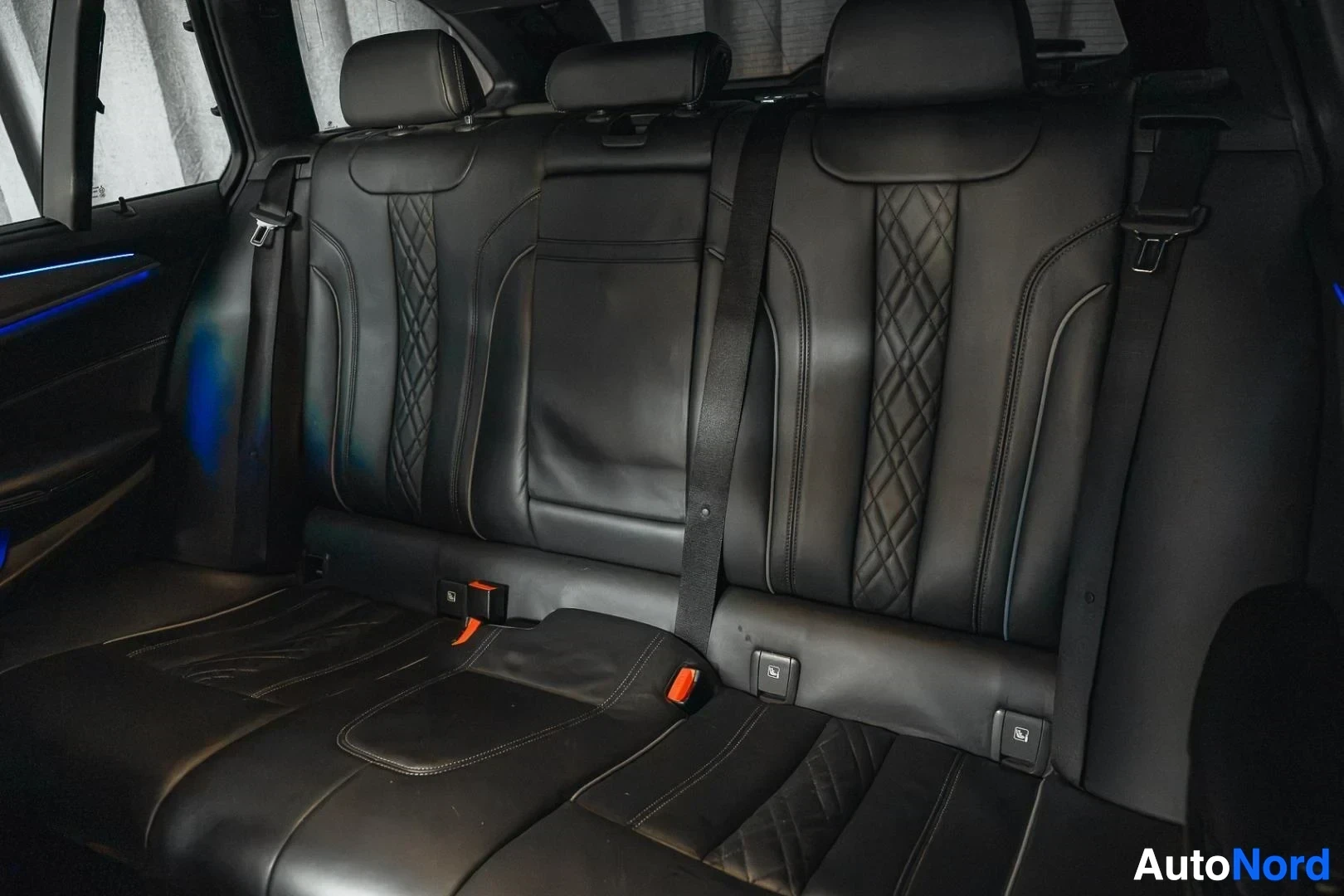 Takaistuimet: Hopeanharmaa BMW 540i G31 xDrive Touring, musta nahkaverhoiltu takapenkki