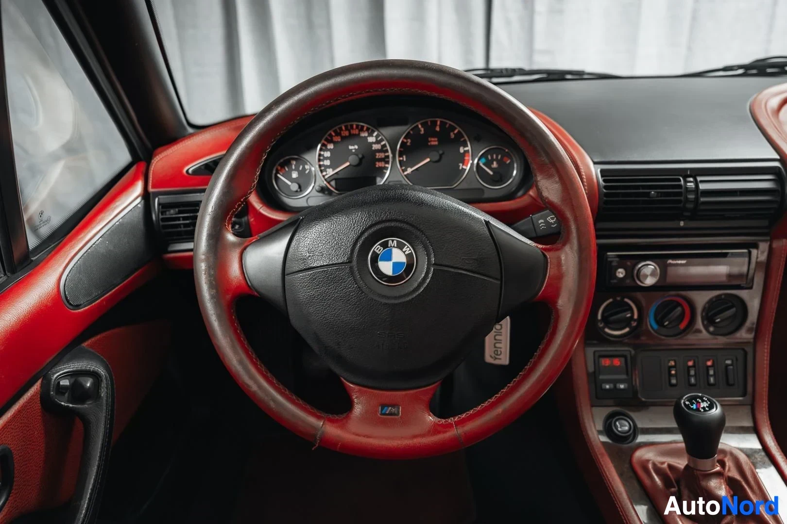Ohjaamo: Musta BMW Z3 Roadster, ohjauspyörä ja mittaristo, punainen nahkaverhoilu