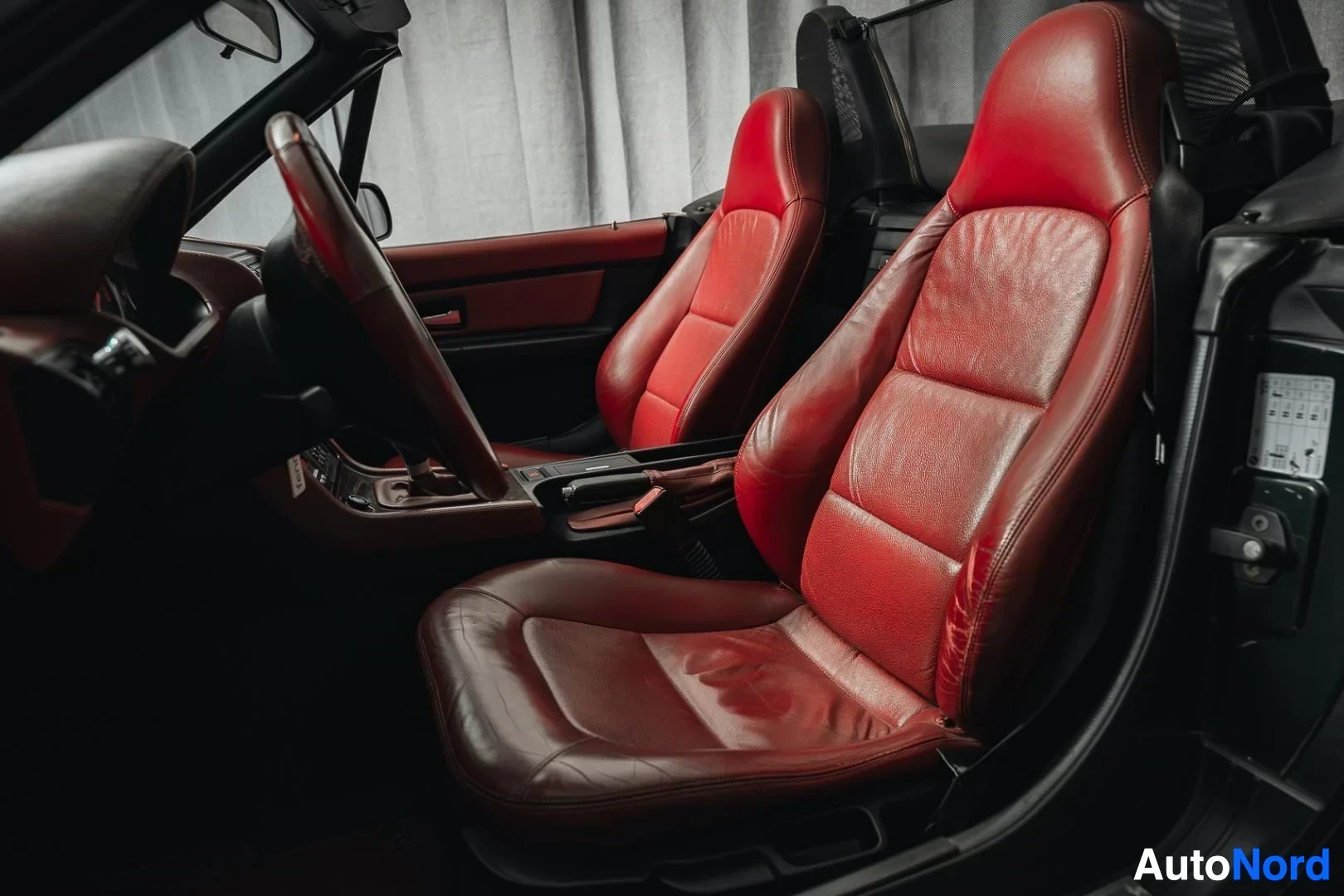 Etuistuimet: Musta BMW Z3 Roadster, punaiset nahkaverhoillut etuistuimet avoimesta ovesta