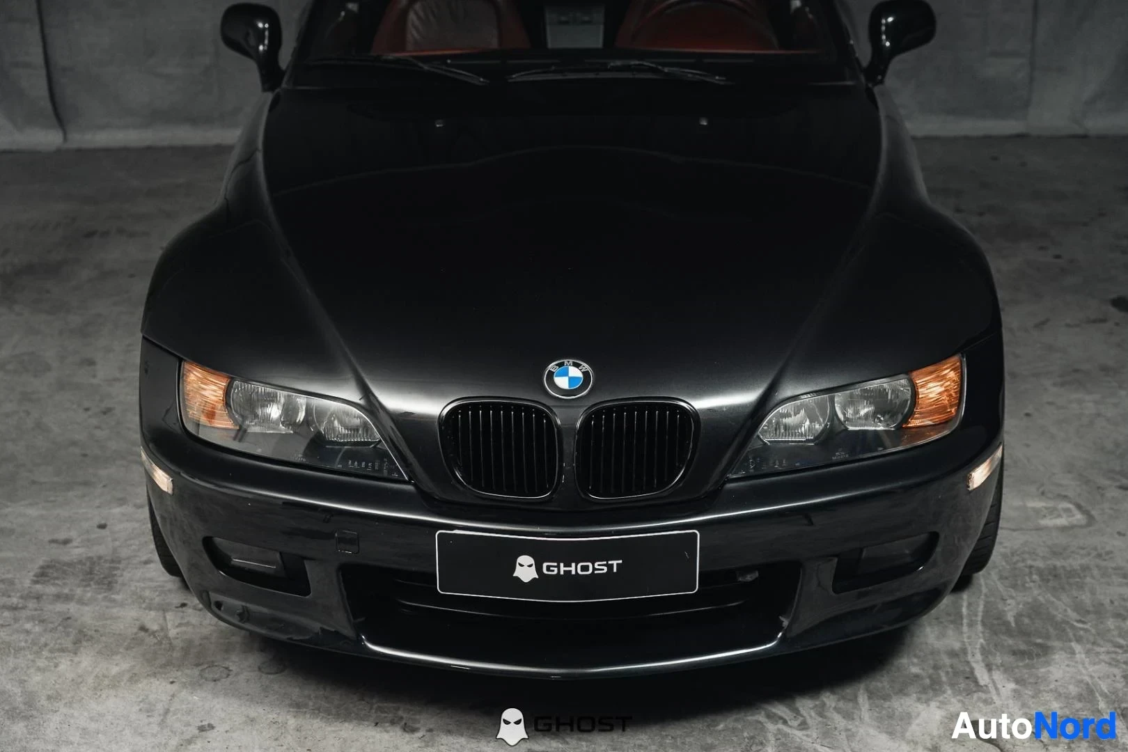 Edestä: Musta BMW Z3 Roadster, lähikuva keulasta, munuaissäleikkö ja ajovalot