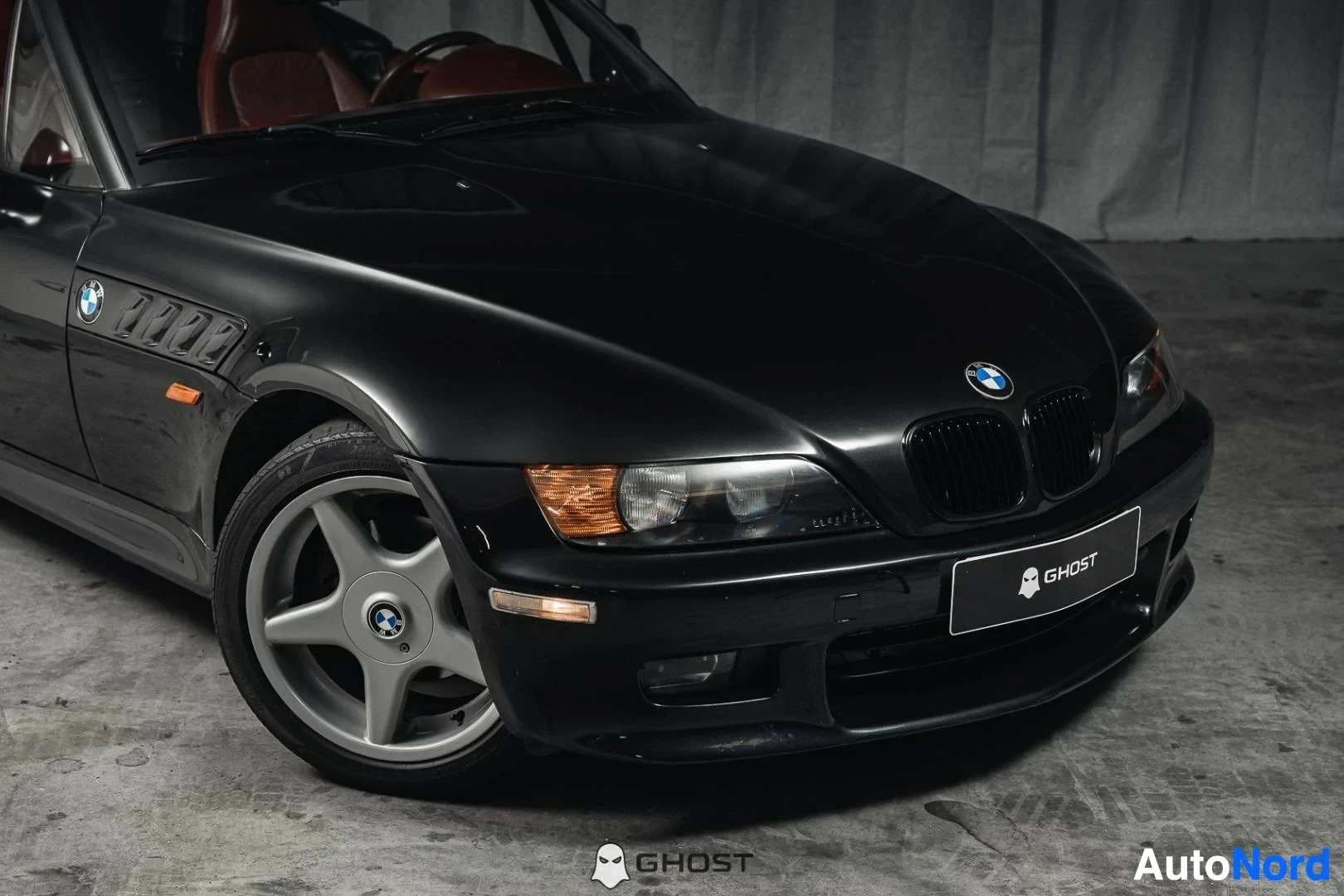 Etuviisto, nokka oikealle: Musta BMW Z3 Roadster, lähikuva keulasta ja etuvanteesta
