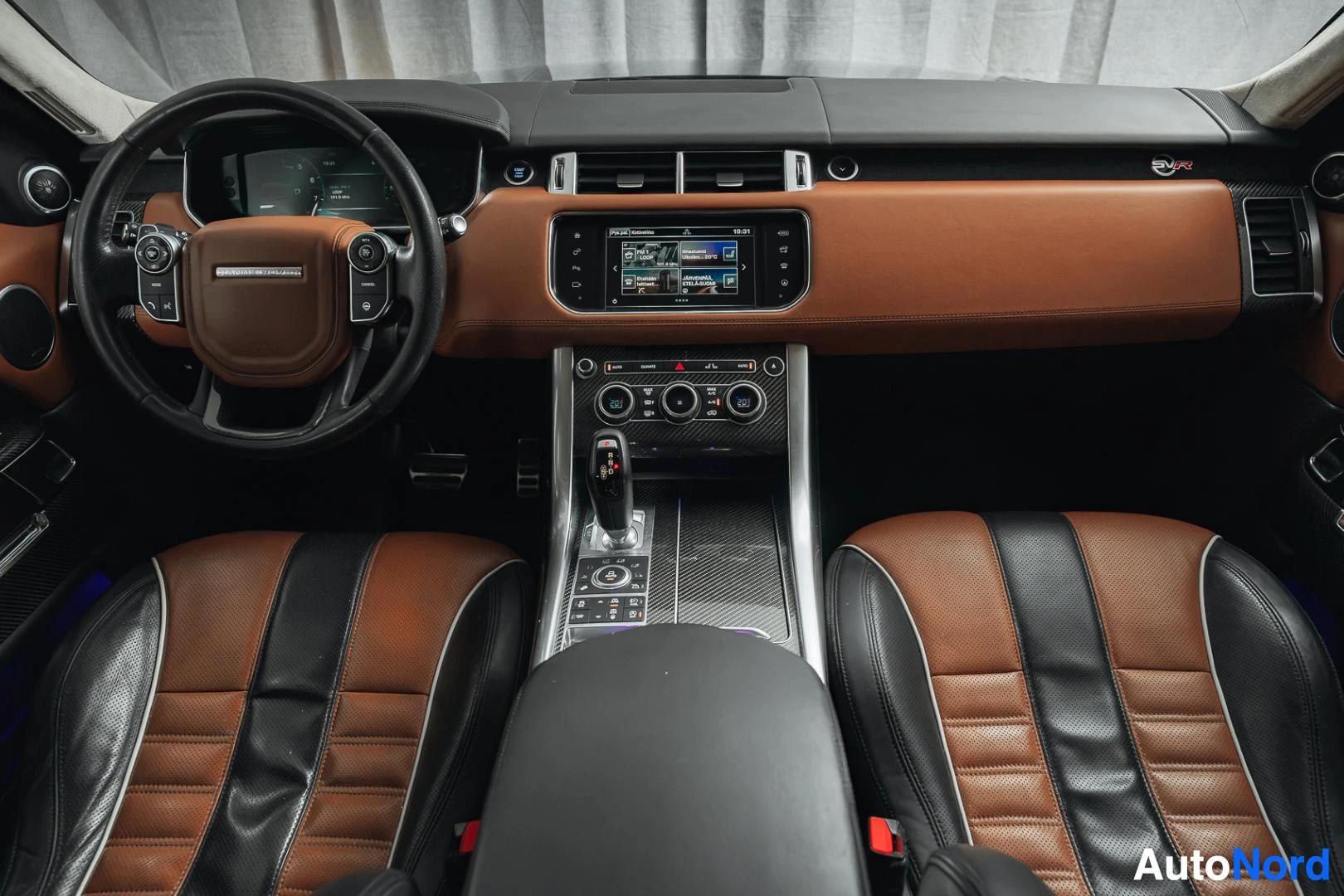 Ohjaamo: Musta Land Rover Range Rover Sport, kojelauta, ohjauspyörä, keskinäyttö ja ruskea-mustat nahkaistuimet