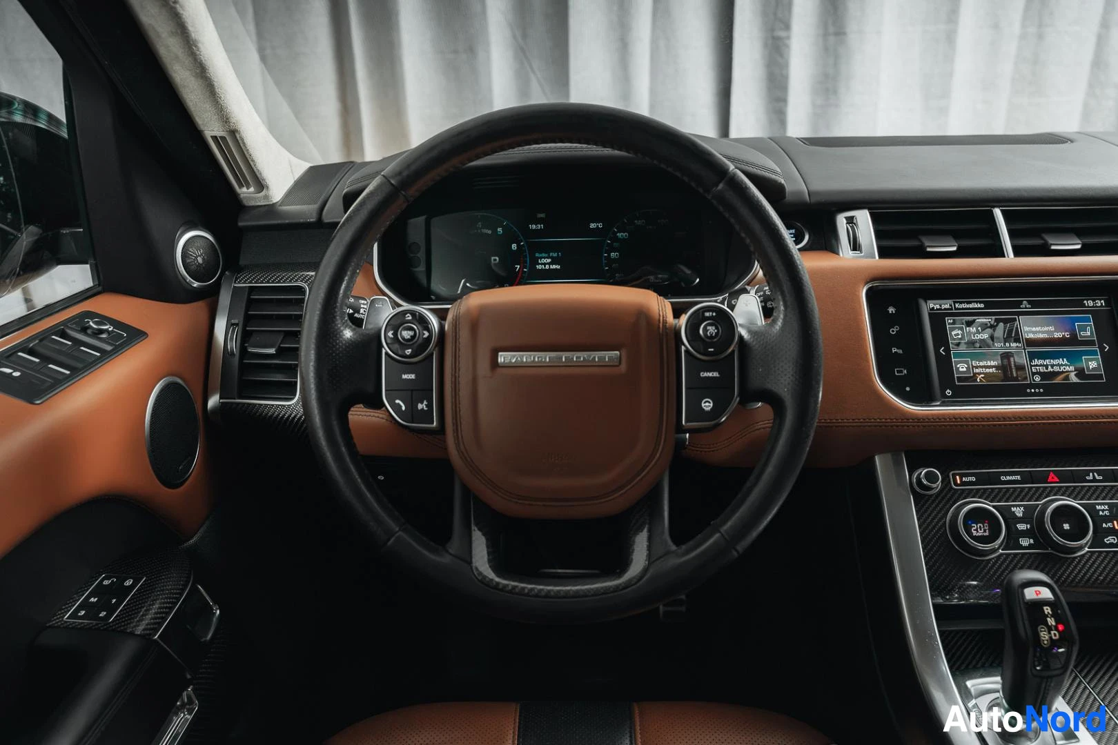 Ohjaamo: Musta Land Rover Range Rover Sport, ohjauspyörä, digitaalinen mittaristo ja keskinäyttö