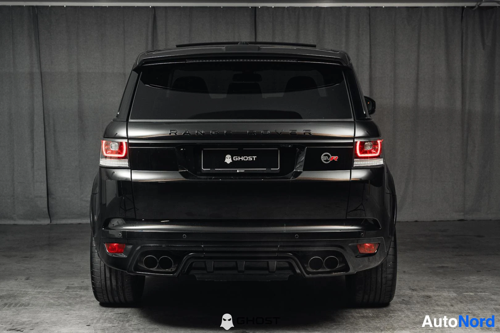 Takaa: Musta Land Rover Range Rover Sport, koko ajoneuvo näkyvissä, takavalot ja pakoputket, studiotausta