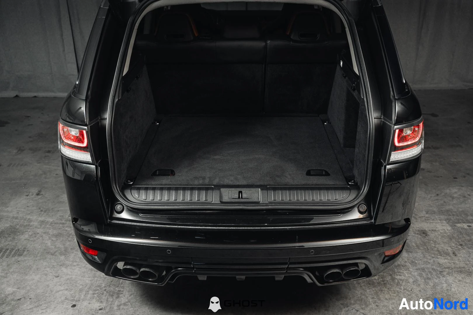 Tavaratila: Musta Land Rover Range Rover Sport, avattu takaluukku ja tavaratila