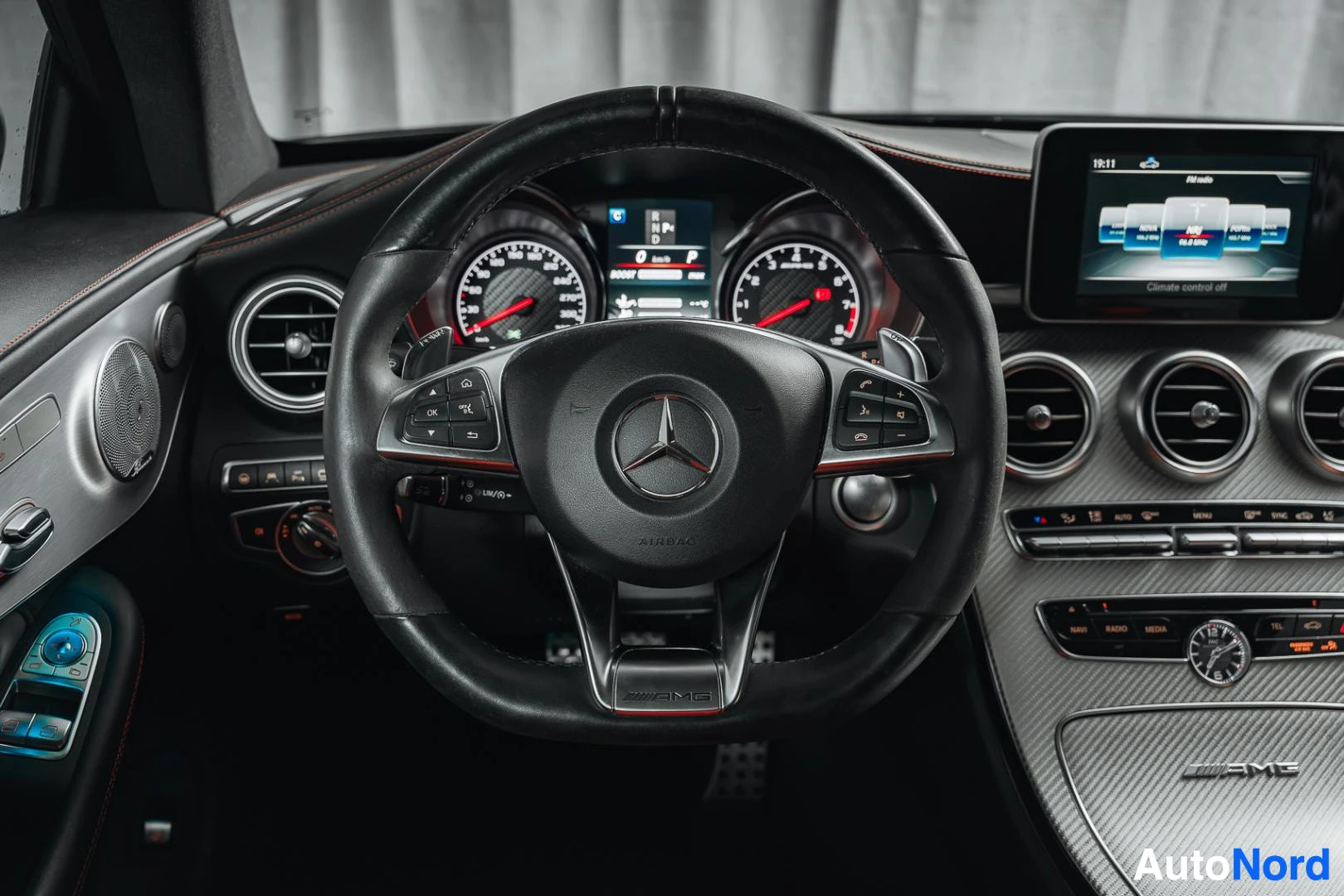 Ohjaamo: Mattamusta Mercedes-Benz C 63 AMG coupé, AMG-ohjauspyörä, mittaristo ja keskinäyttö