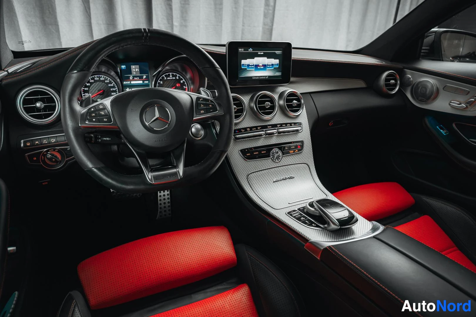 Ohjaamo: Mattamusta Mercedes-Benz C 63 AMG coupé, kojelauta kuljettajan puolelta, ohjauspyörä ja puna-mustat istuimet