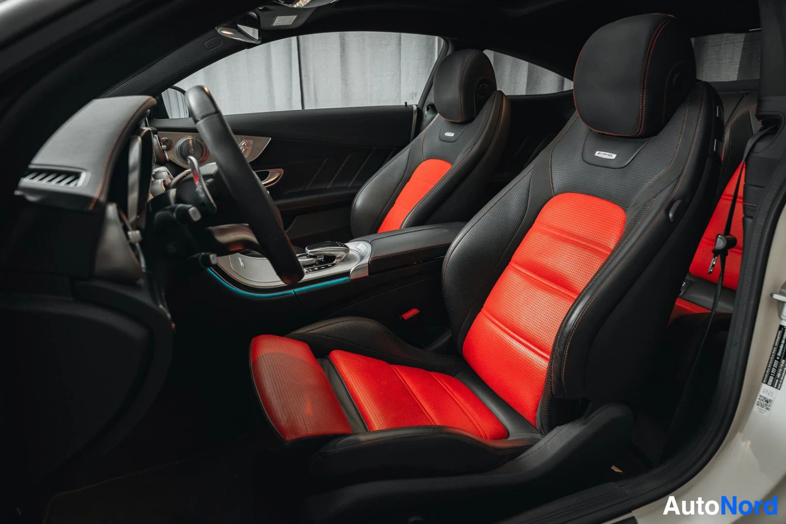 Etuistuimet: Mattamusta Mercedes-Benz C 63 AMG coupé, puna-mustat AMG-urheiluistuimet kuljettajan ovelta