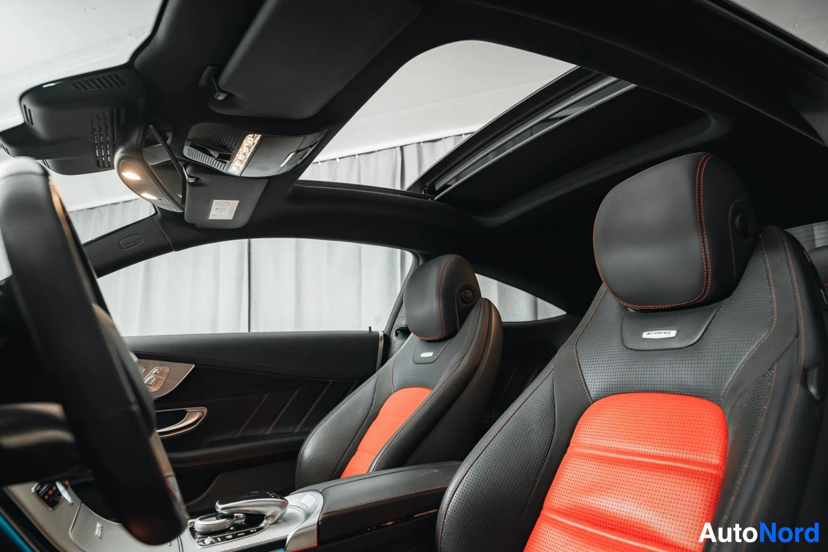 Etuistuimet: Mattamusta Mercedes-Benz C 63 AMG coupé, puna-mustat AMG-urheiluistuimet matkustajan puolelta