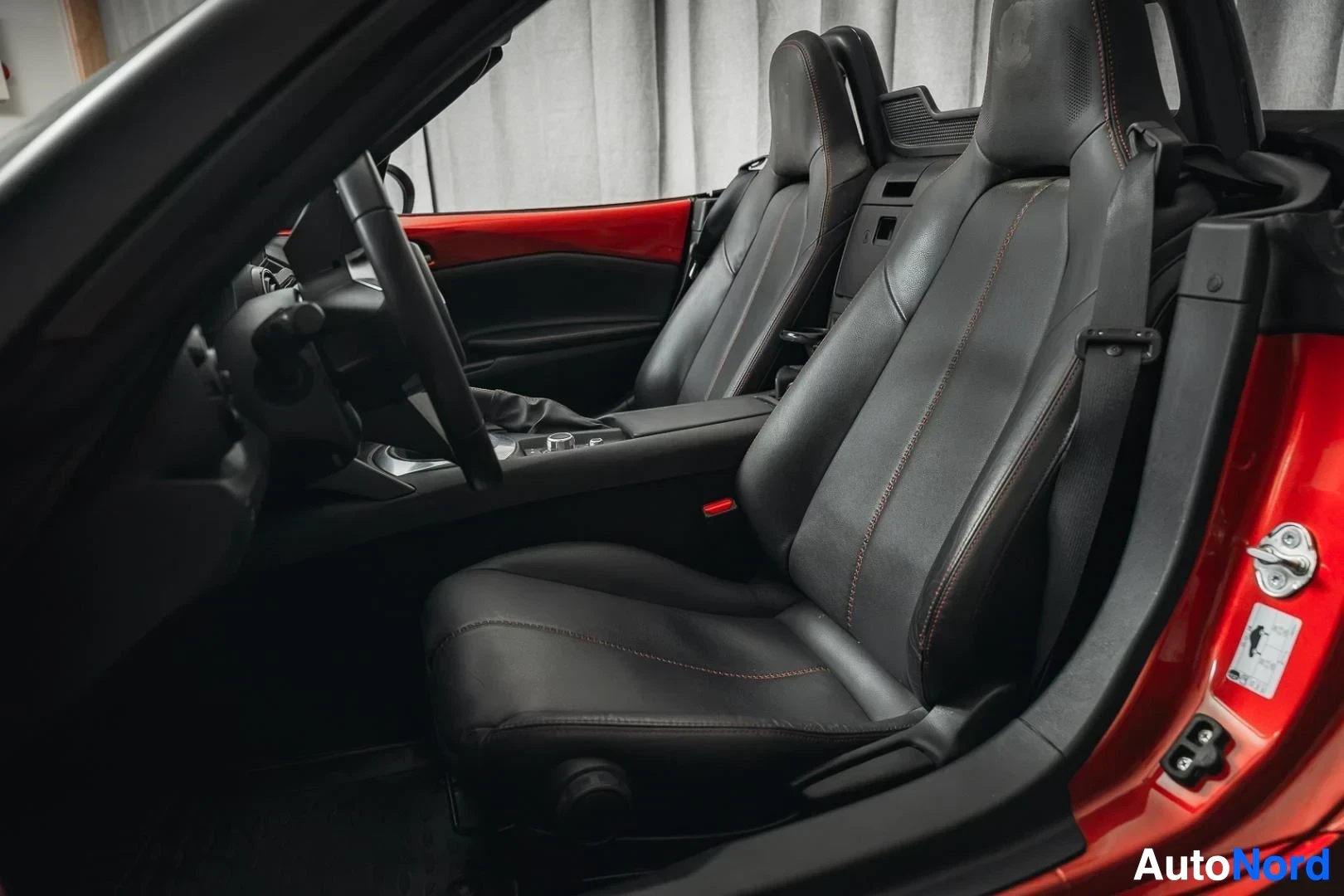 Etuistuimet: Punainen Mazda MX-5, mustat nahkaverhoillut etuistuimet kuljettajan ovelta