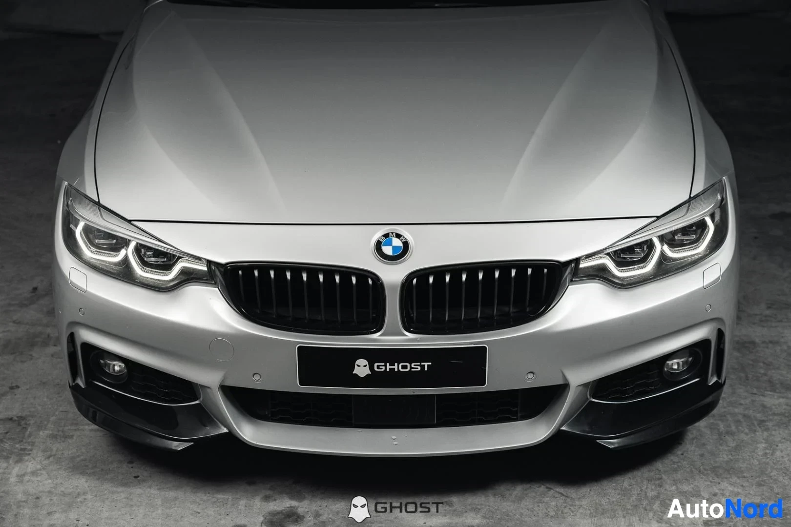 Edestä: Hopeanharmaa BMW 440i F36 Gran Coupé, lähikuva keulasta, munuaissäleikkö ja LED-ajovalot