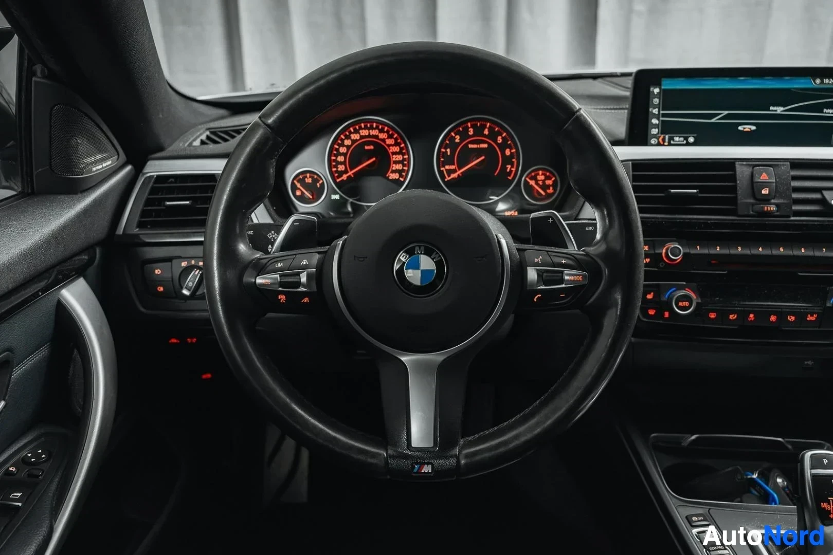 Ohjaamo: Hopeanharmaa BMW 440i F36 Gran Coupé, M-Sport-ohjauspyörä ja mittaristo, keskinäyttö