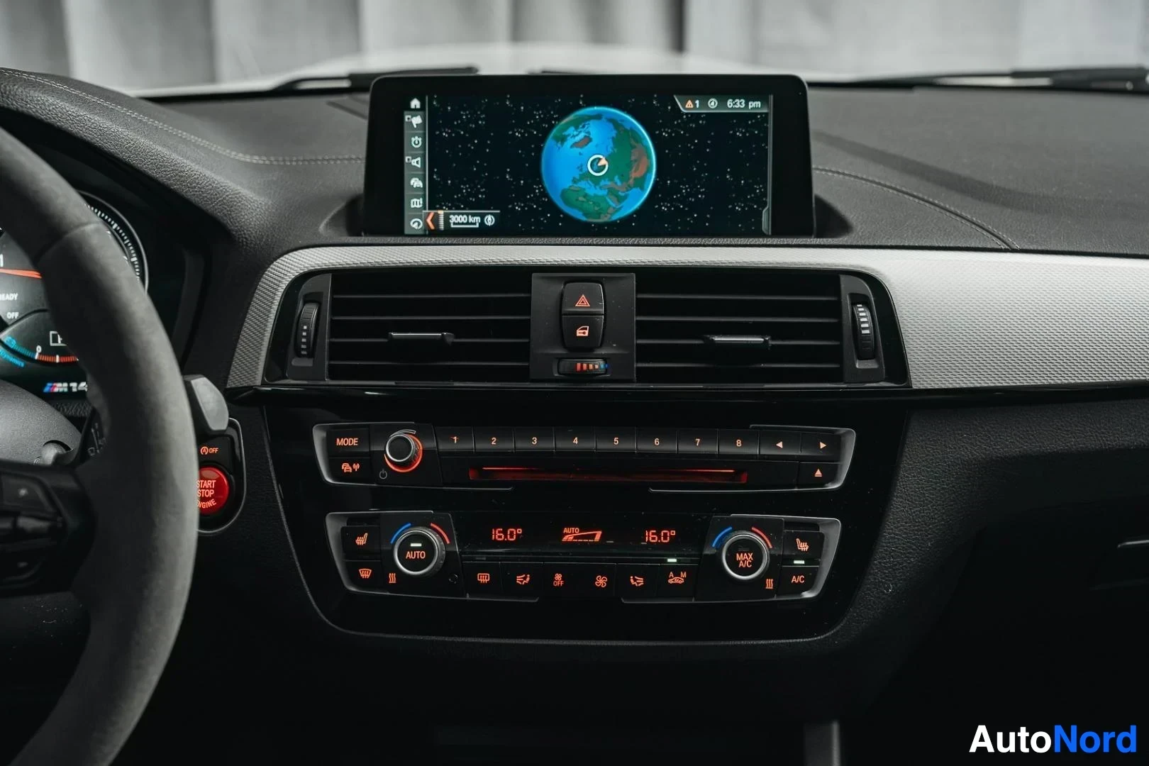 Yksityiskohta: Valkoinen BMW M140i F20 xDrive, keskinäyttö, radio ja ilmastoinnin säätimet