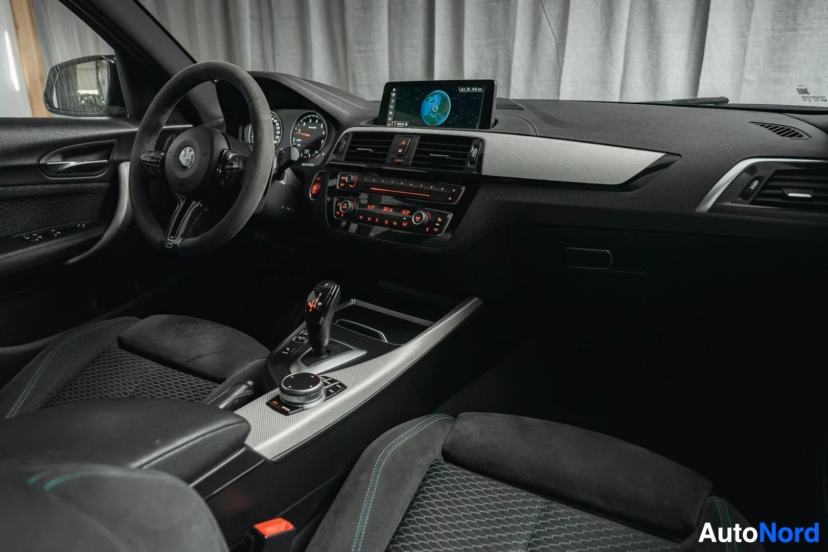 Ohjaamo: Valkoinen BMW M140i F20 xDrive, kojelauta ja etuistuimet matkustajan puolelta kuvattuna