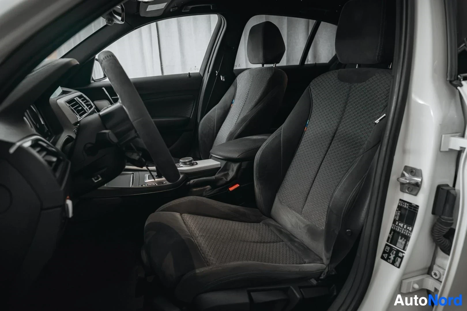 Etuistuimet: Valkoinen BMW M140i F20 xDrive, tummat urheiluistuimet avoimesta ovesta