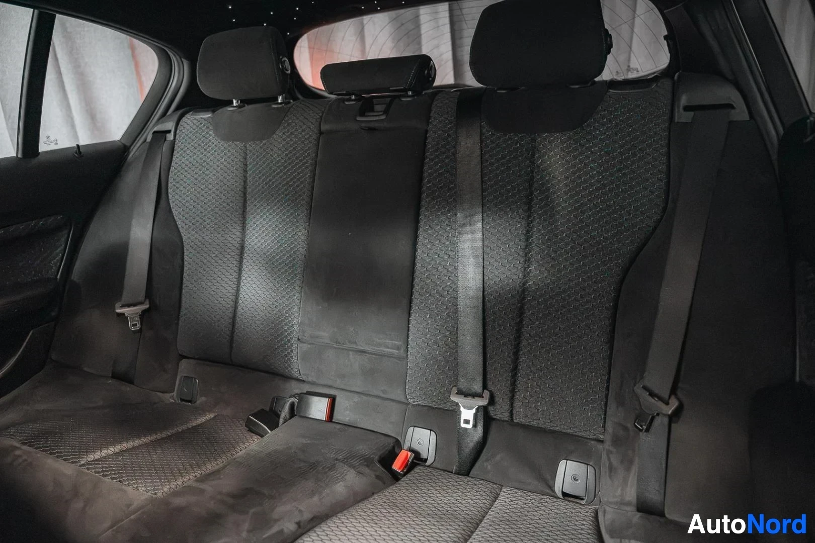 Takaistuimet: Valkoinen BMW M140i F20 xDrive, tumma kangasverhoiltu takapenkki