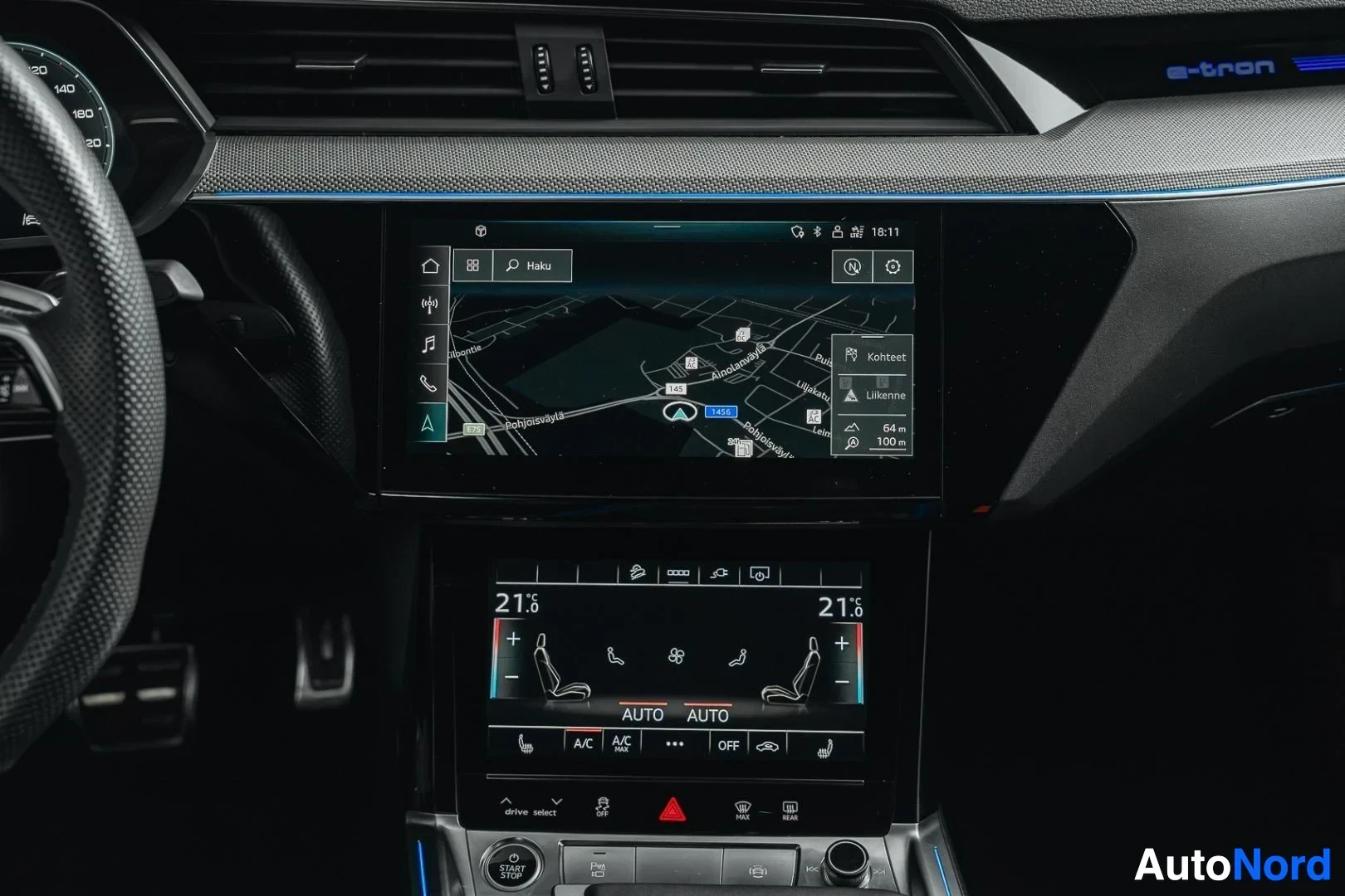 Yksityiskohta: Tummanvihreä Audi Q8 e-tron, keskikonsolin kosketusnäytöt ja navigointi