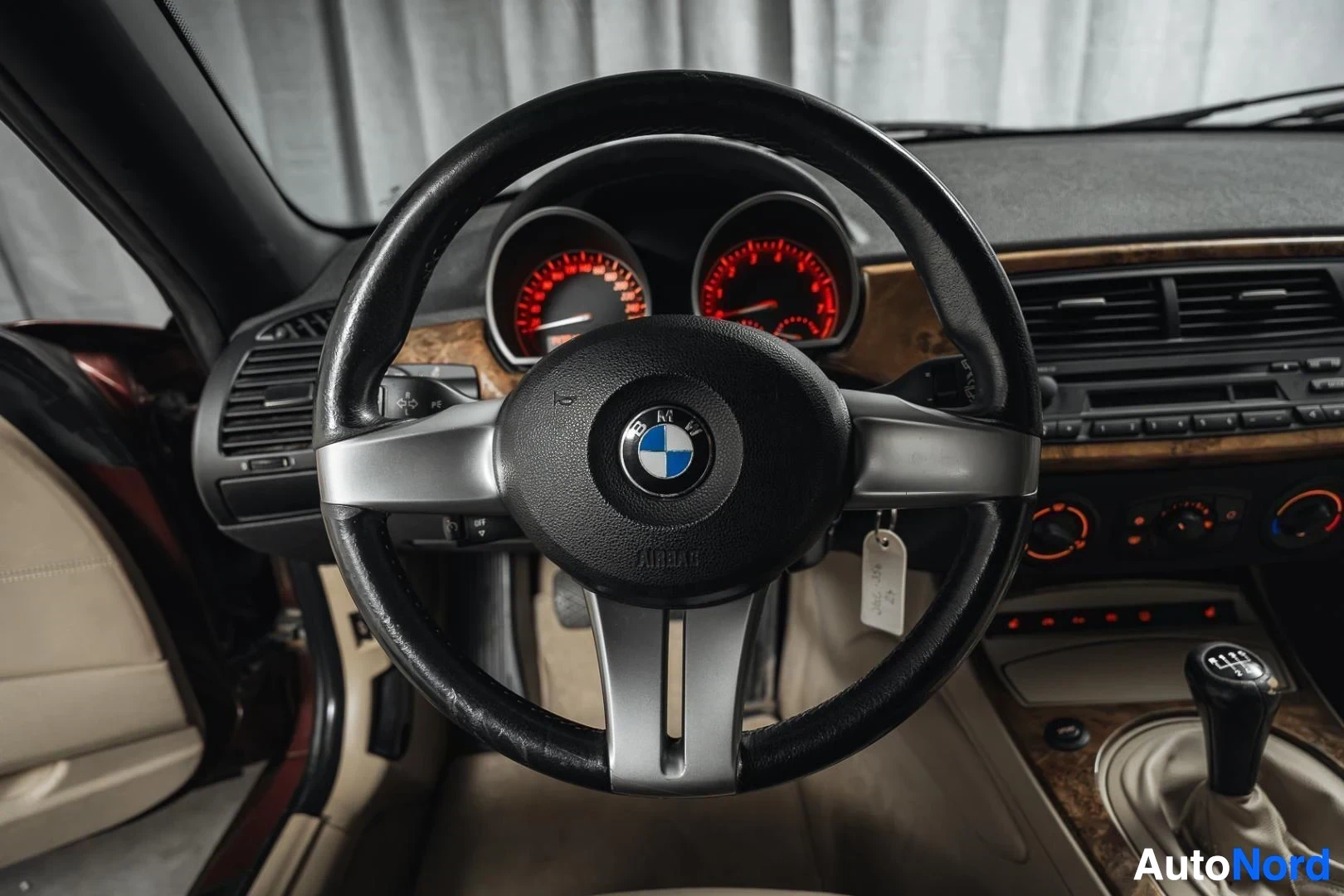 Ohjaamo: Tummanpunainen BMW Z4 E85 Roadster, ohjauspyörä ja mittaristo, puukoristelu