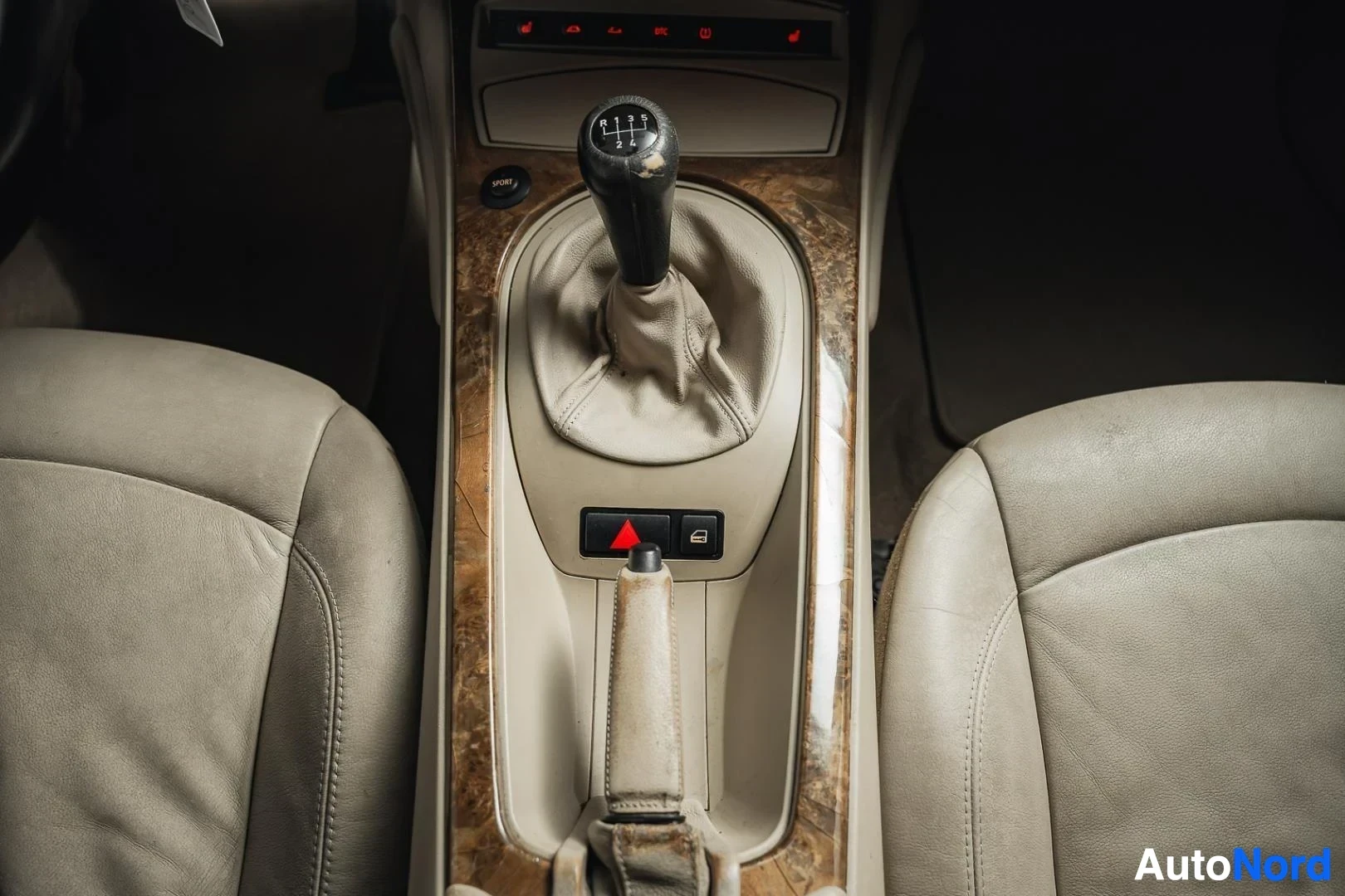 Yksityiskohta: Tummanpunainen BMW Z4 E85 Roadster, manuaalivaihteiston vaihdekeppi ja keskikonsoli, beige nahka