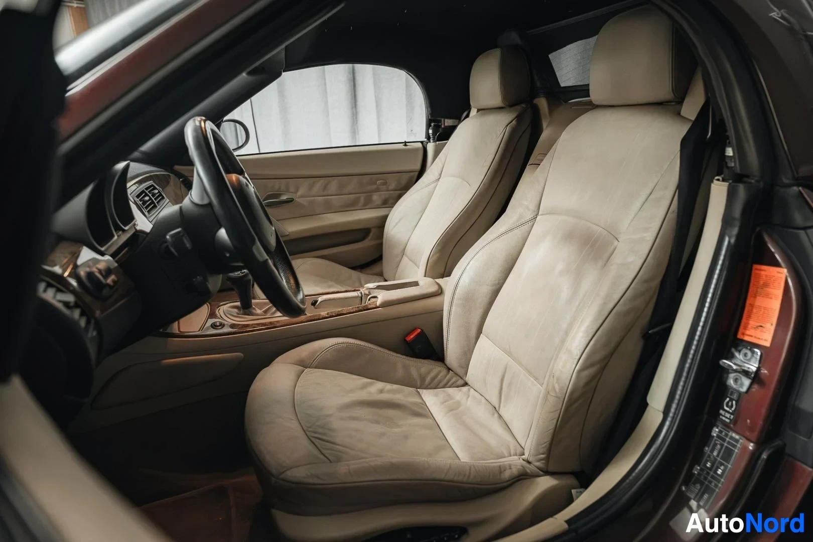 Etuistuimet: Tummanpunainen BMW Z4 E85 Roadster, beige nahkaverhoillut etuistuimet avoimesta ovesta