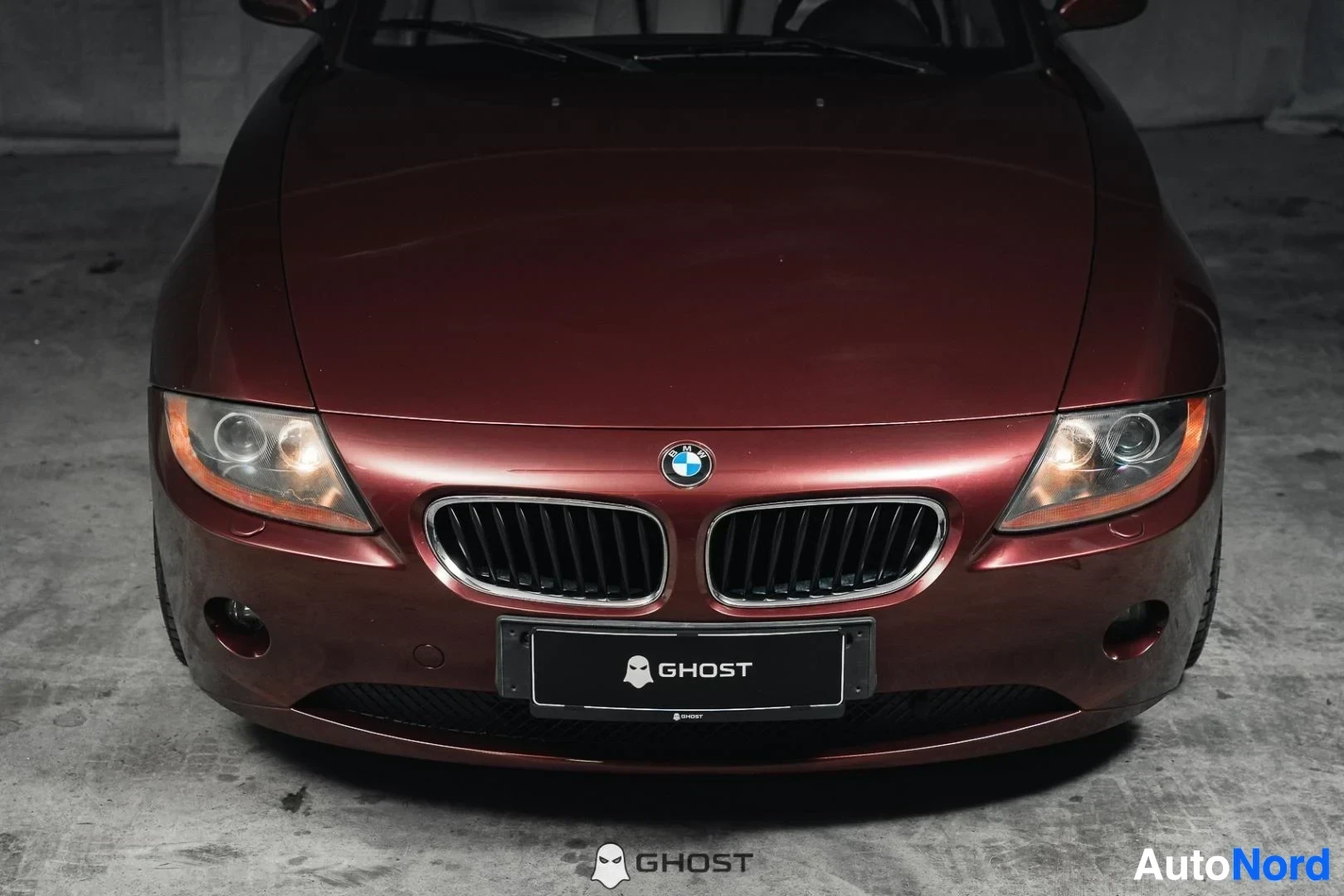 Edestä: Tummanpunainen BMW Z4 E85 Roadster, lähikuva keulasta, munuaissäleikkö ja ajovalot