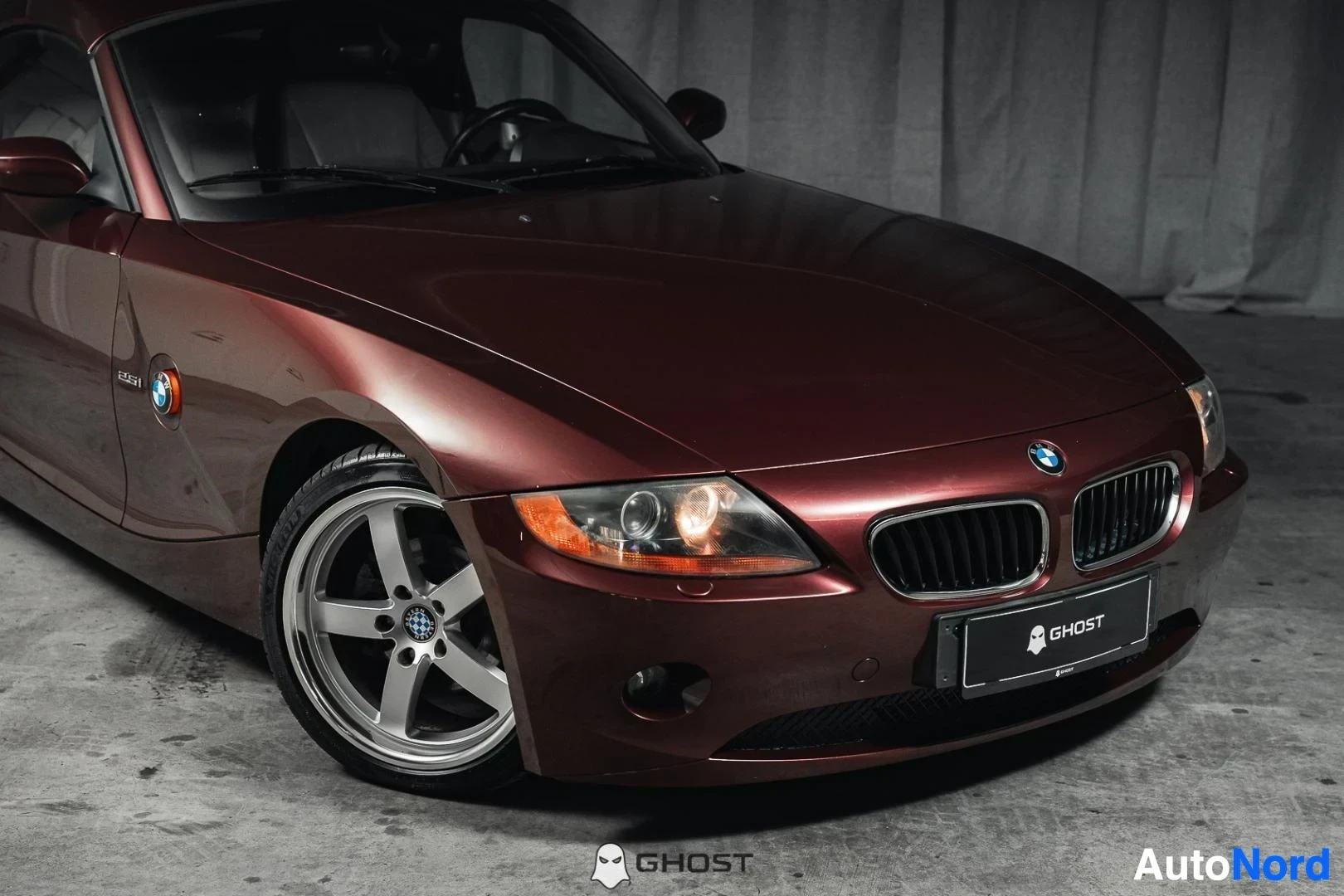 Etuviisto, nokka oikealle: Tummanpunainen BMW Z4 E85 Roadster, lähikuva keulasta ja etuvanteesta