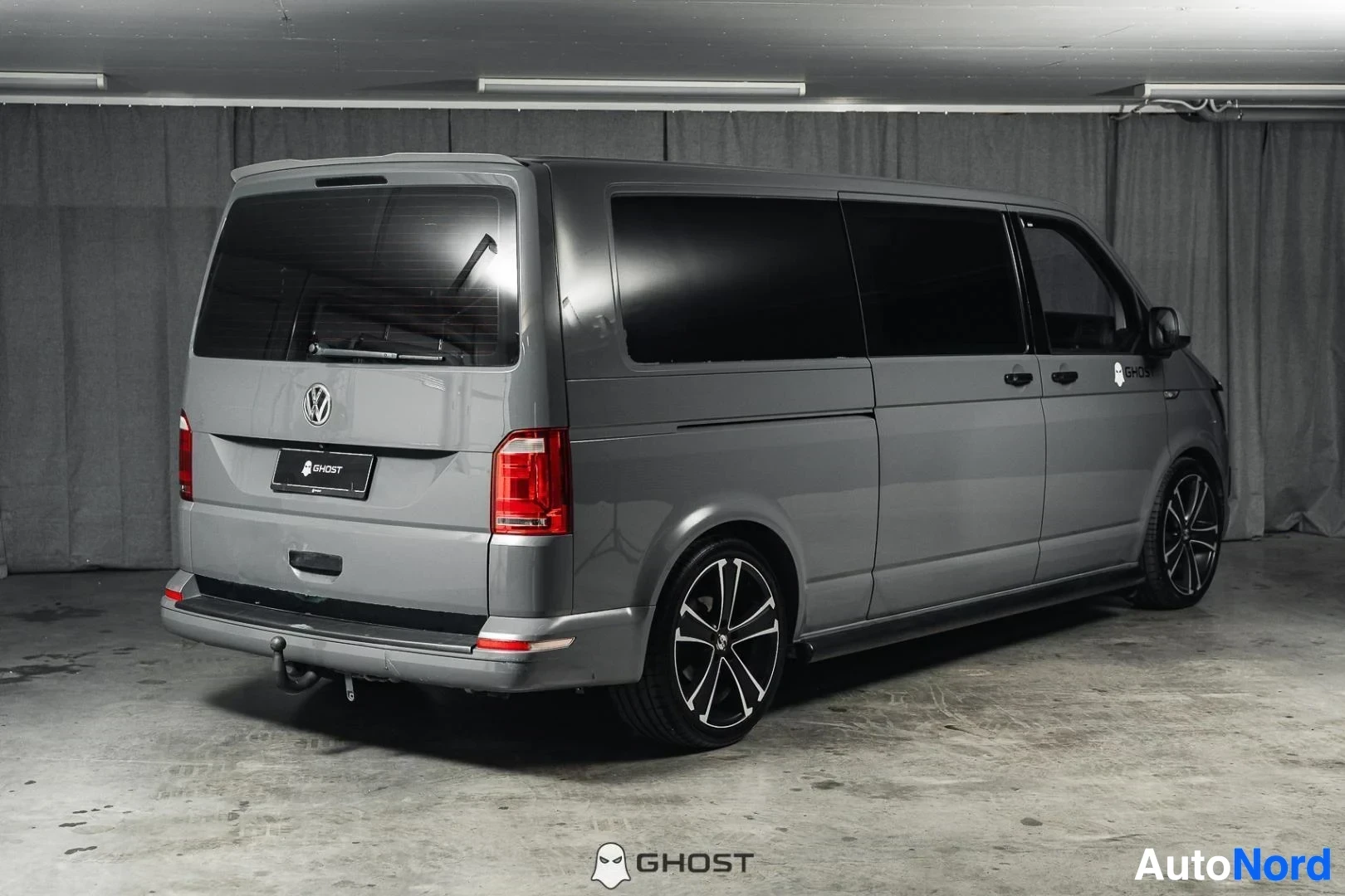 Takaviisto: Harmaa Volkswagen Transporter, koko ajoneuvo näkyvissä, pitkä malli, studiotausta