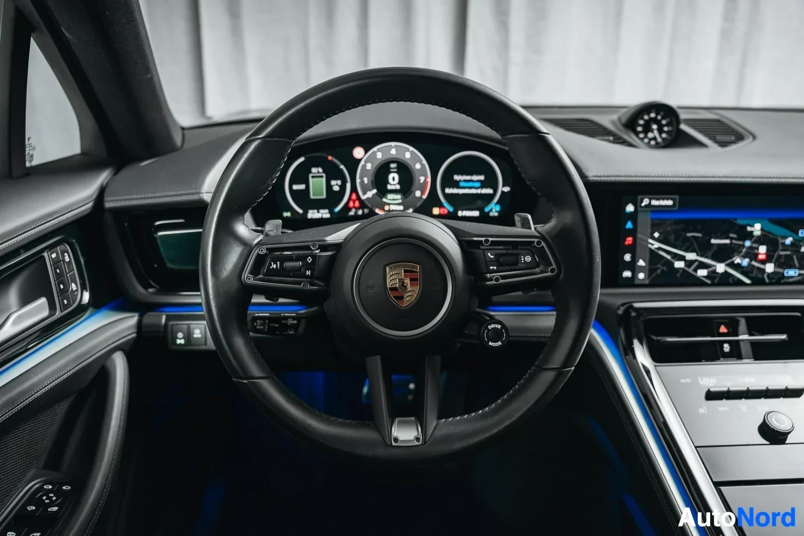 Ohjaamo: Tummanharmaa Porsche Panamera, ohjauspyörä, digitaalinen mittaristo ja keskinäyttö