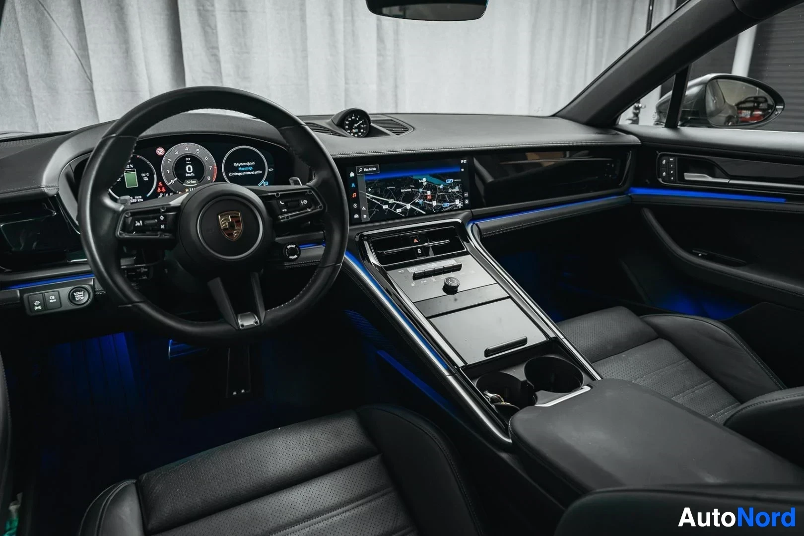 Ohjaamo: Tummanharmaa Porsche Panamera, kojelauta ja keskikonsoli matkustajan puolelta
