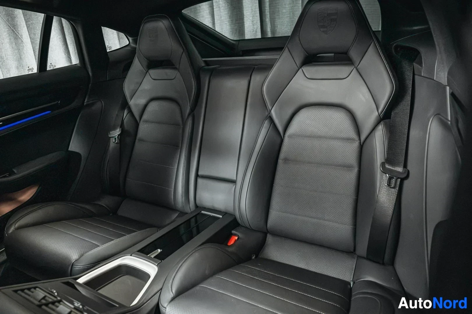 Takaistuimet: Tummanharmaa Porsche Panamera, mustat nahkaiset takaistuimet ja keskikonsoli