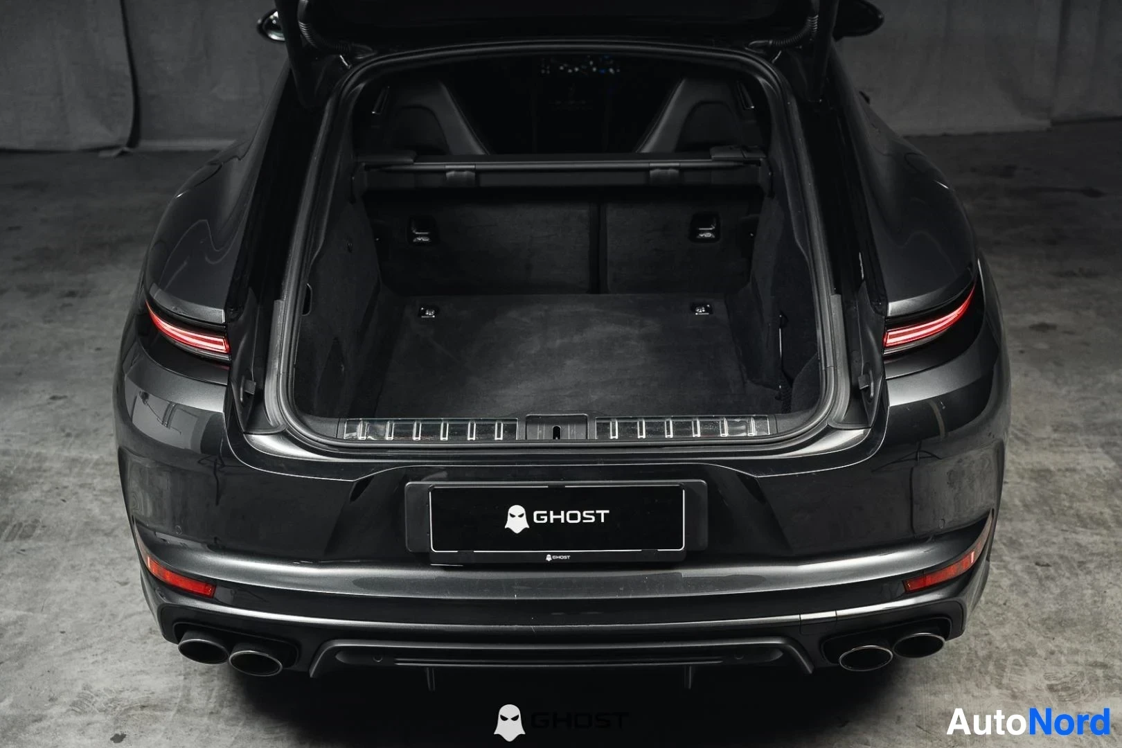 Tavaratila: Tummanharmaa Porsche Panamera, avattu takaluukku ja tavaratila