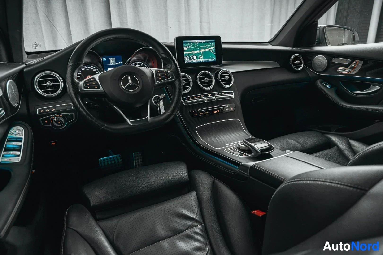 Ohjaamo: Valkoinen Mercedes-Benz GLC 350e coupé, kojelauta matkustajan puolelta, ohjauspyörä ja keskinäyttö
