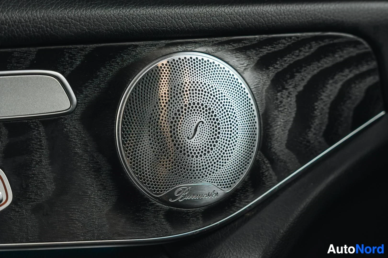 Yksityiskohta: Valkoinen Mercedes-Benz GLC 350e coupé, Burmester-kaiutin ovessa