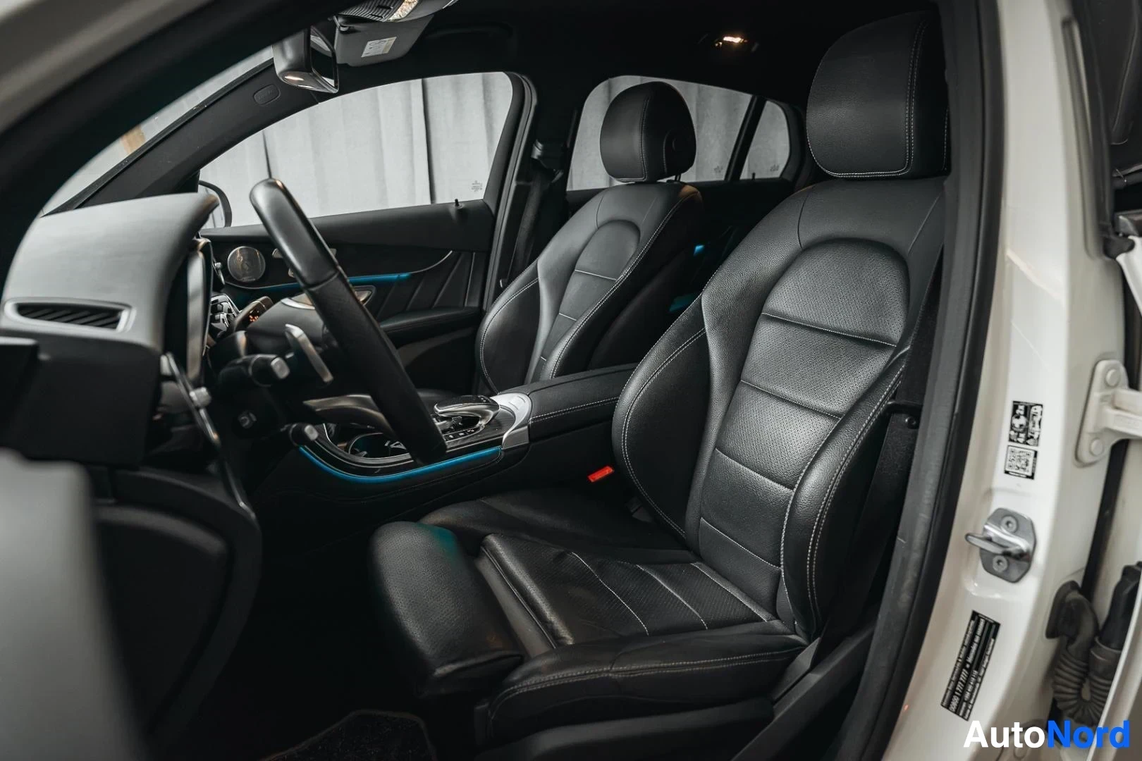 Etuistuimet: Valkoinen Mercedes-Benz GLC 350e coupé, mustat nahkaverhoillut etuistuimet kuljettajan ovelta