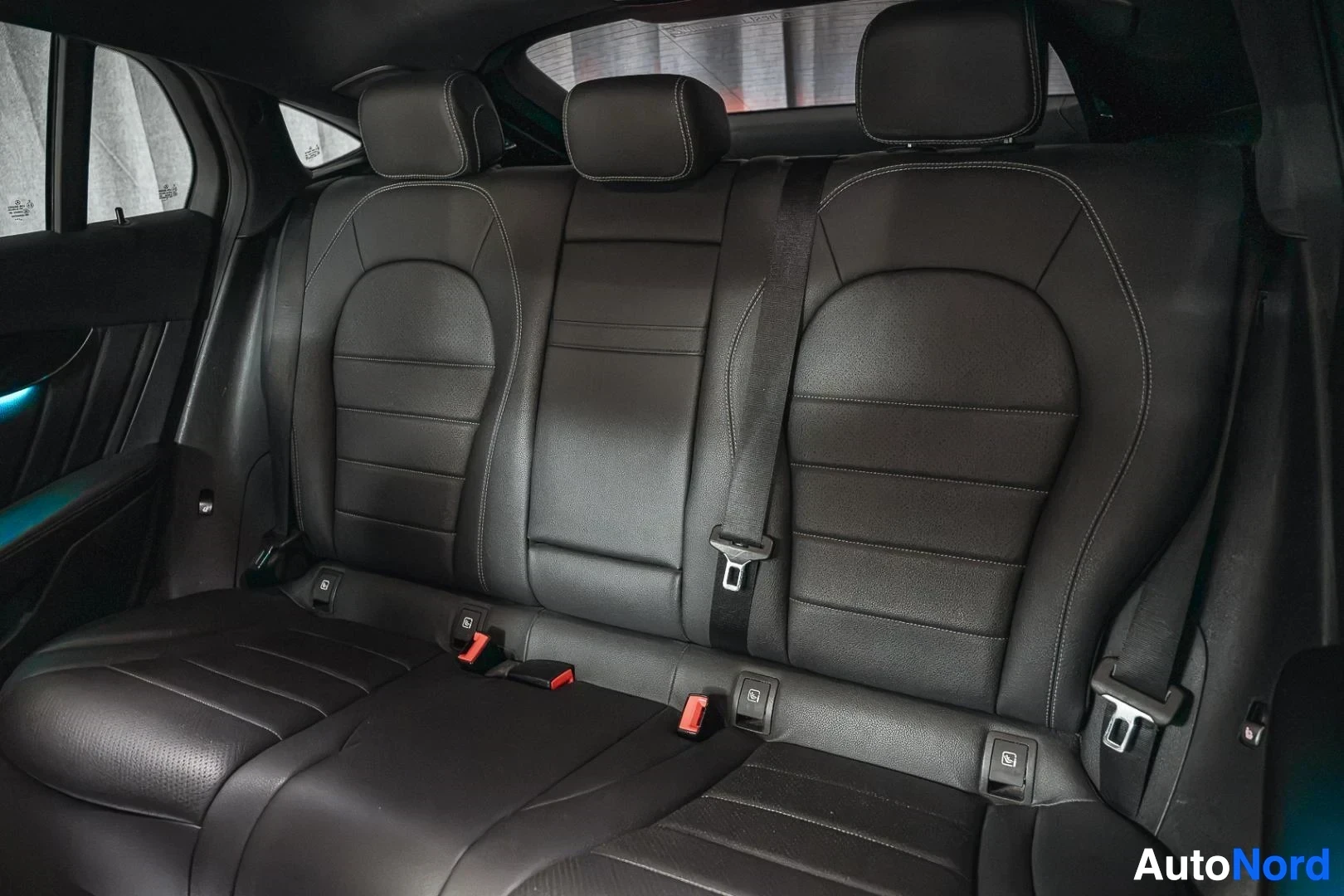 Takaistuimet: Valkoinen Mercedes-Benz GLC 350e coupé, musta nahkaverhoiltu takapenkki