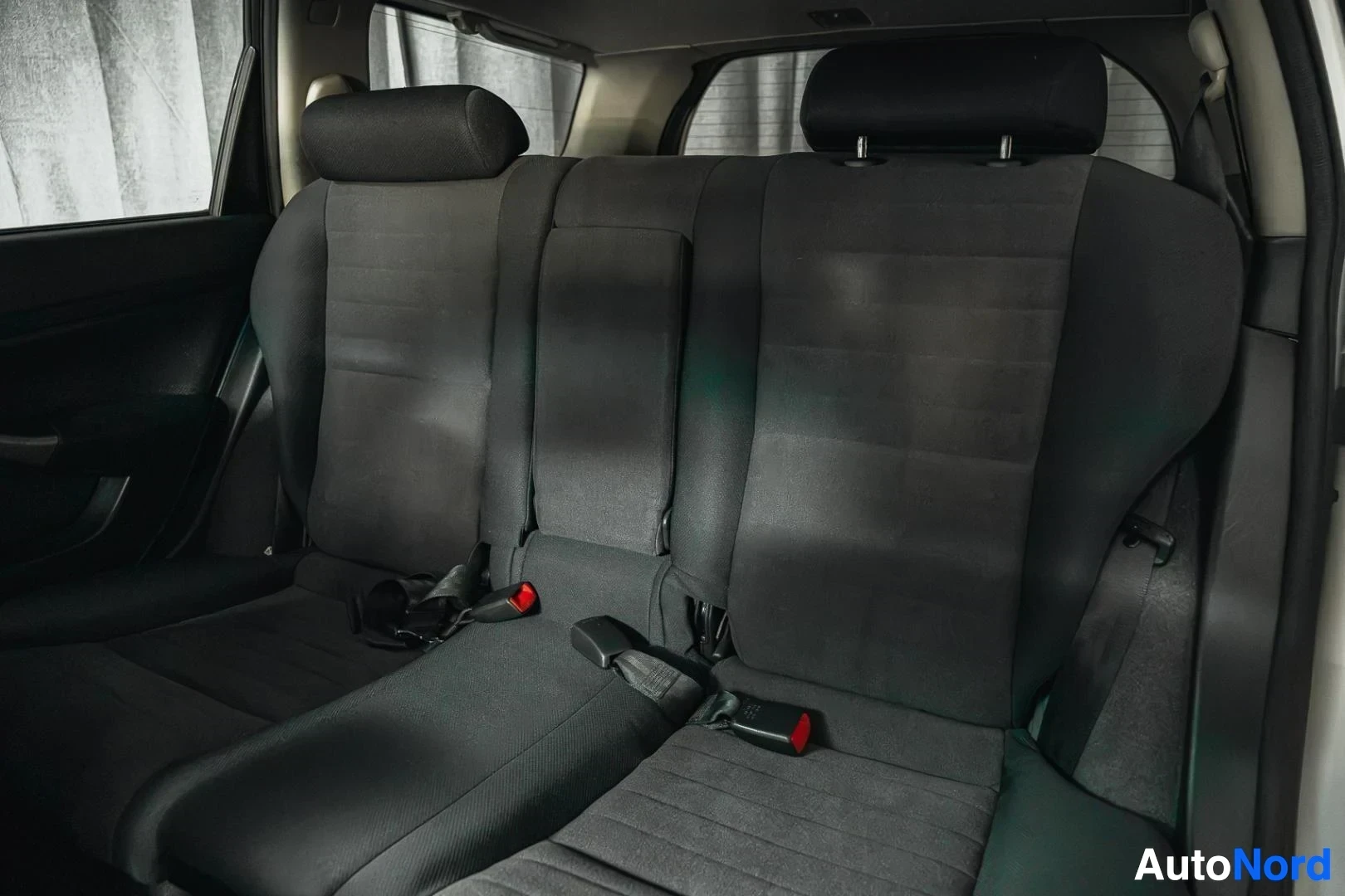 Takaistuimet: Valkoinen Nissan Stagea, tumma takapenkki