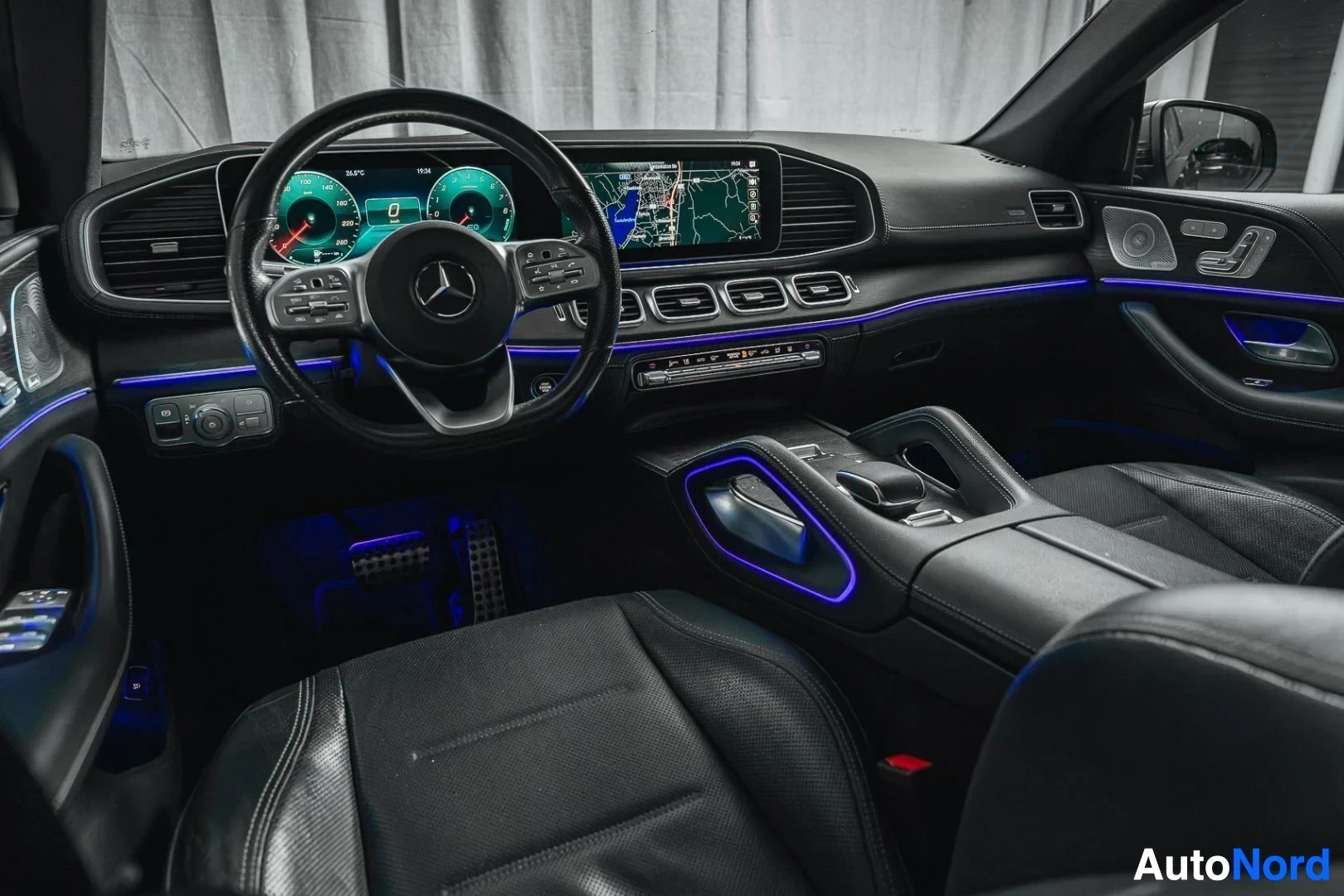 Ohjaamo: Musta Mercedes-Benz GLE, kojelauta ja keskikonsoli matkustajan puolelta, sininen tunnelmavalaistus