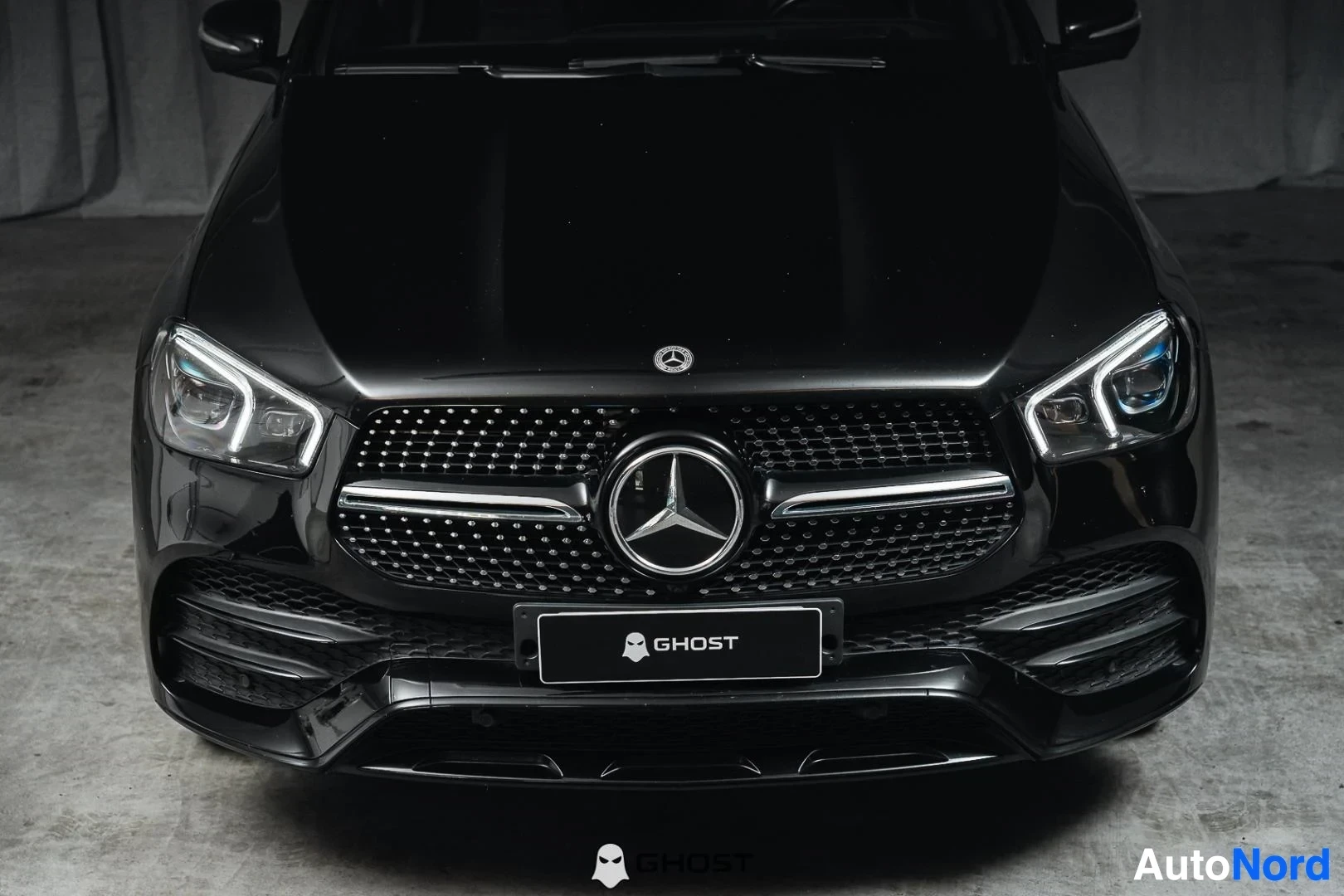 Edestä: Musta Mercedes-Benz GLE, lähikuva keulasta, säleikkö ja ajovalot